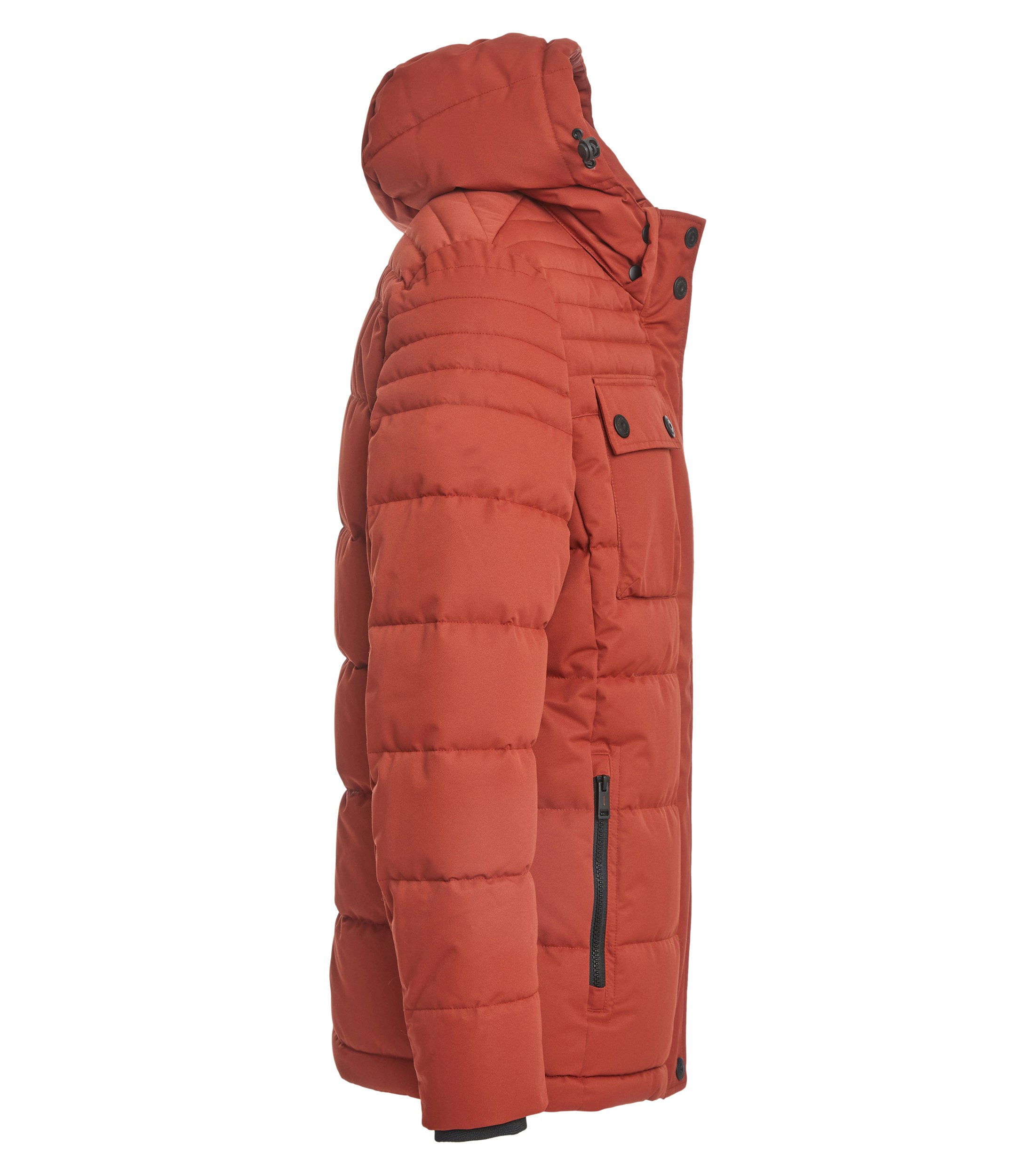 Das Model trägt eine Jacke im uni Muster in der Farbe Rot