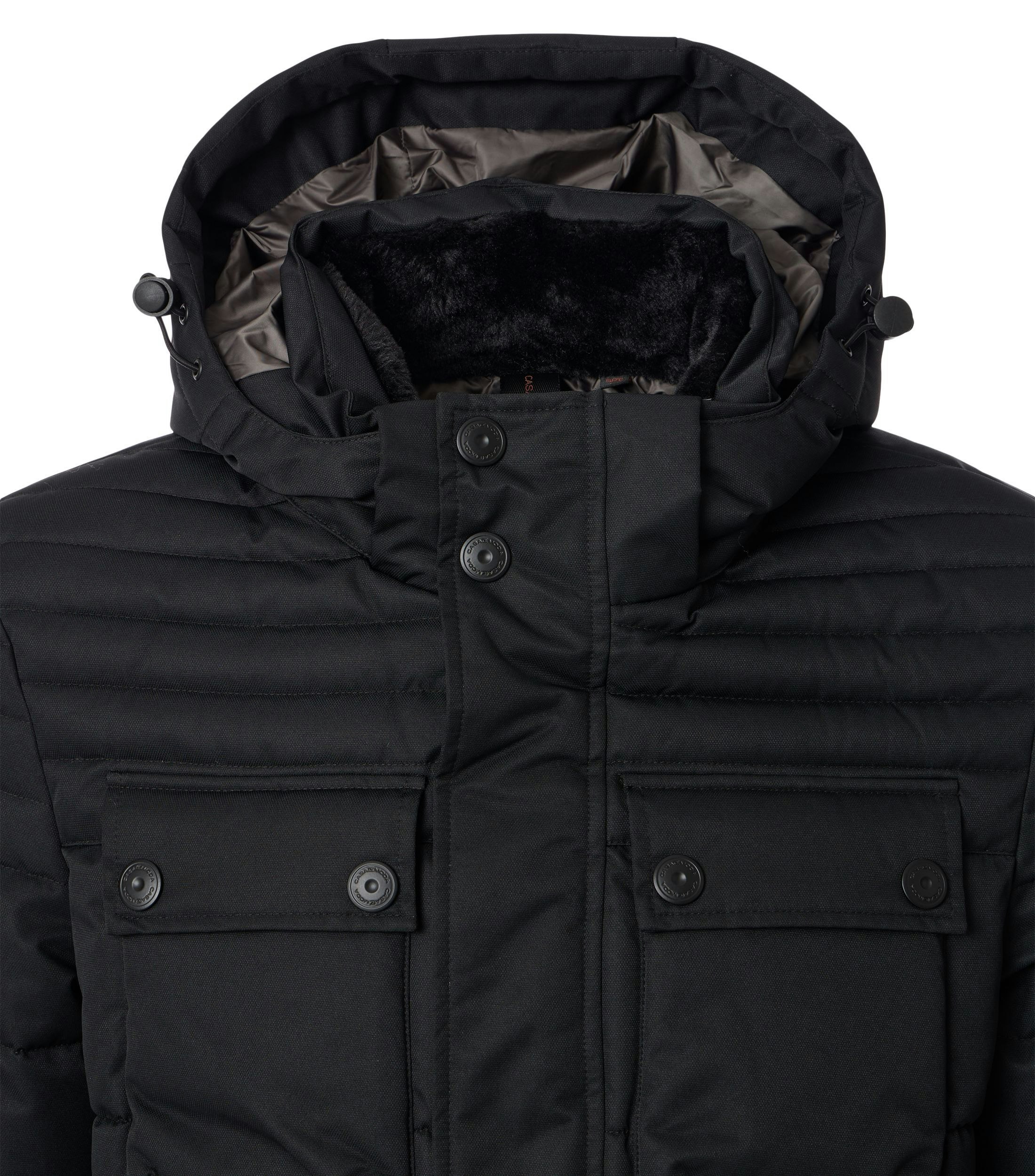 Das Model trägt eine Jacke im uni Muster in der Farbe Schwarz