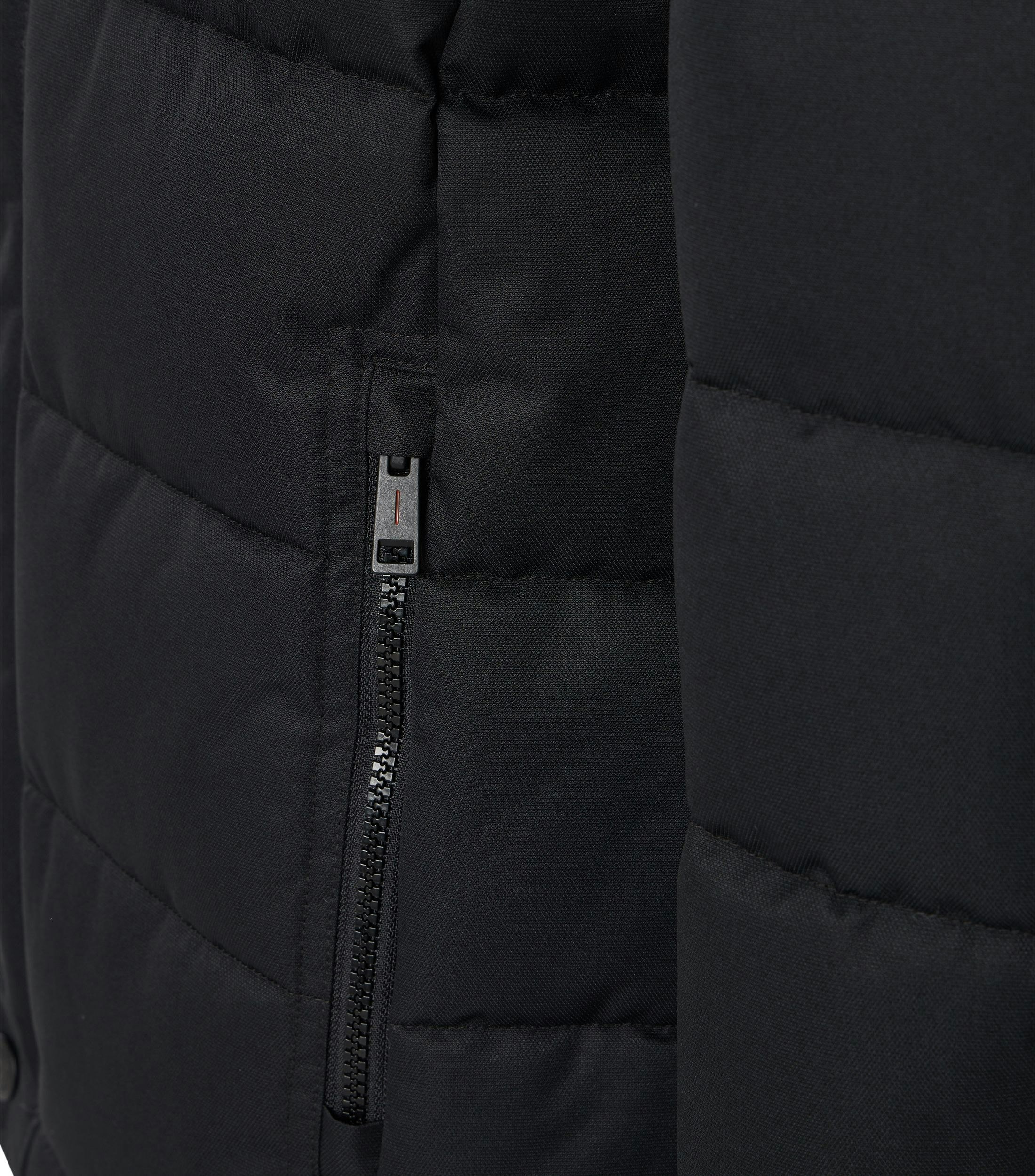 Das Model trägt eine Jacke im uni Muster in der Farbe Schwarz