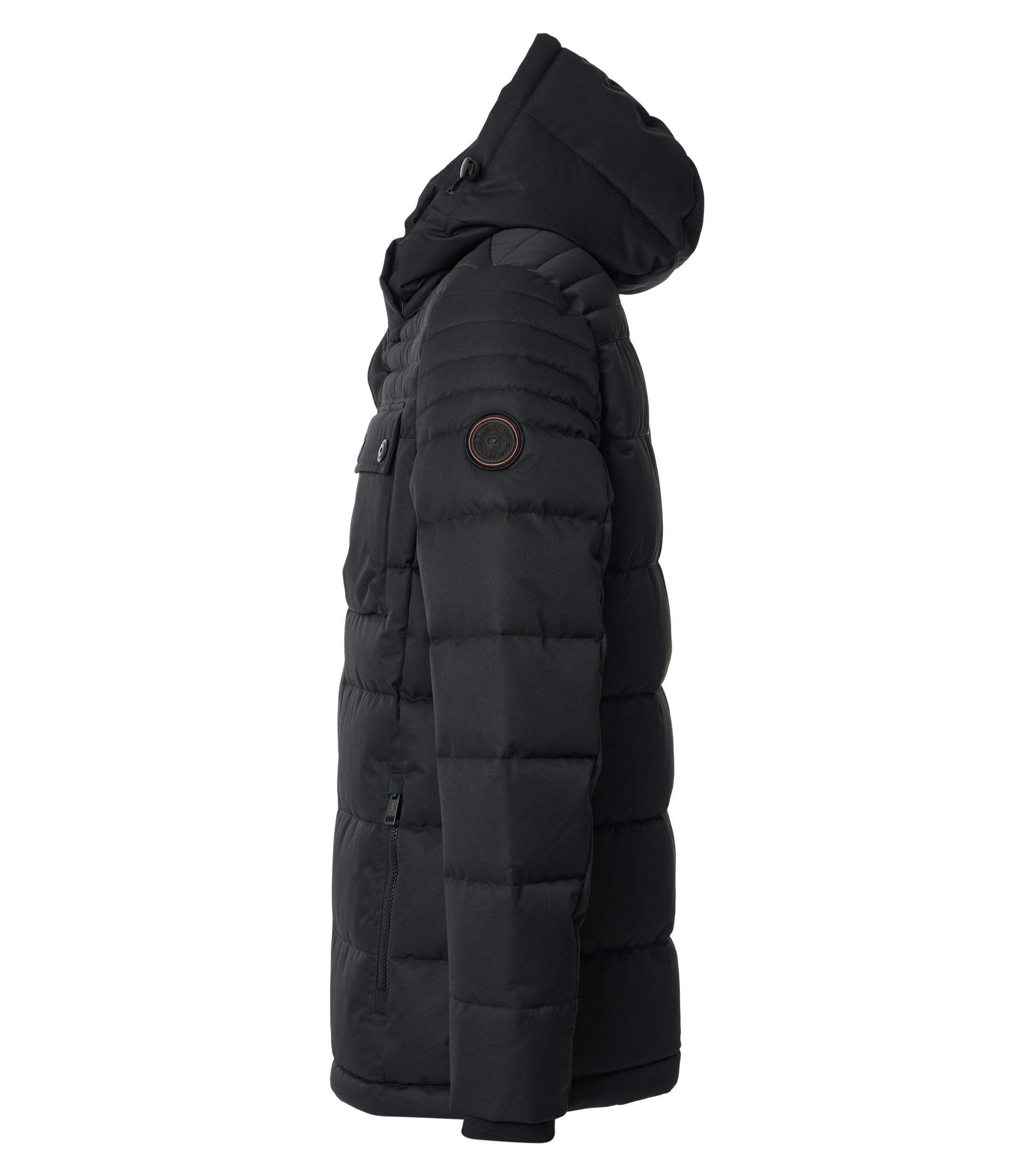 Das Model trägt eine Jacke im uni Muster in der Farbe Schwarz