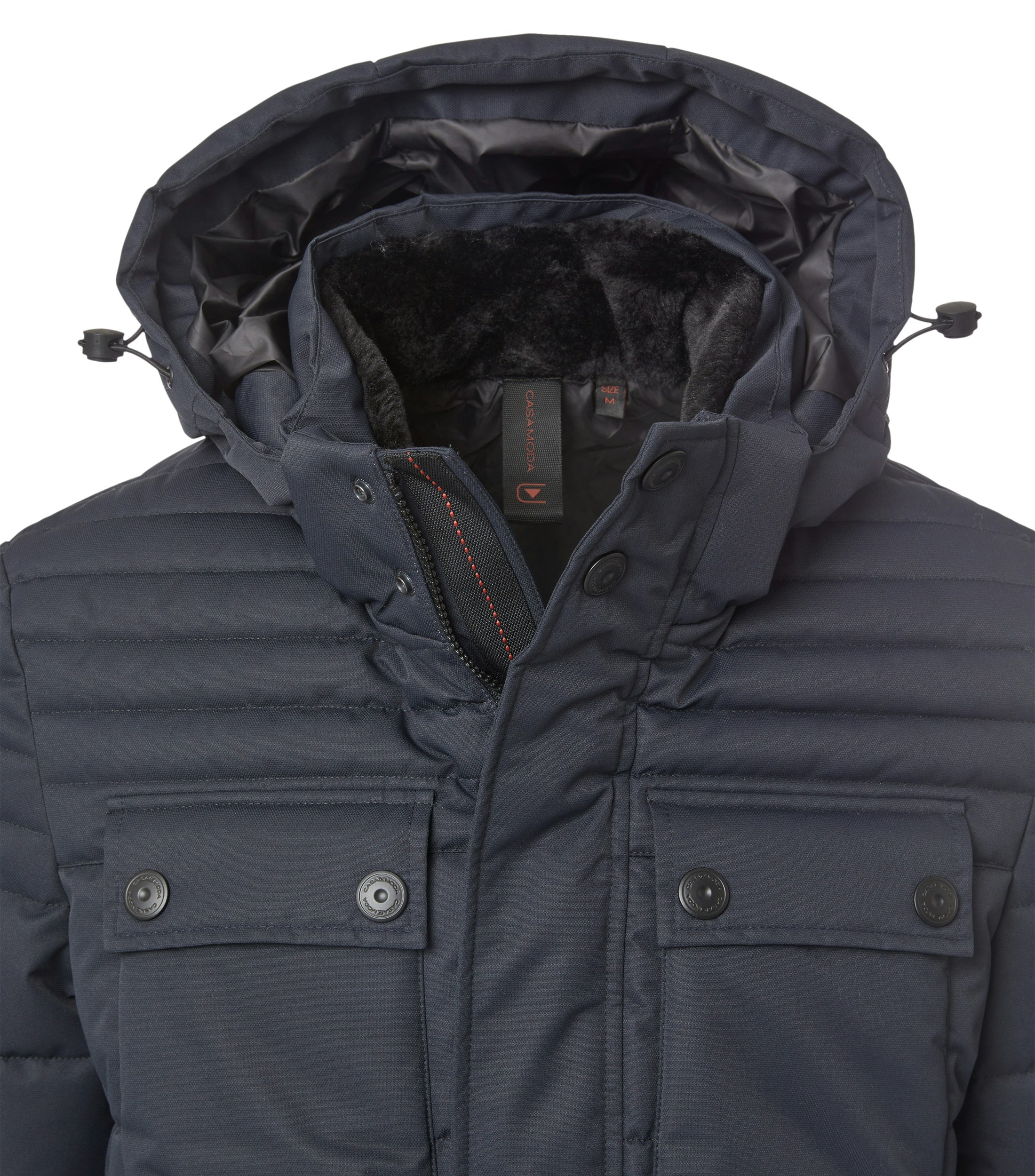 Das Model trägt eine Jacke im uni Muster in der Farbe Blau