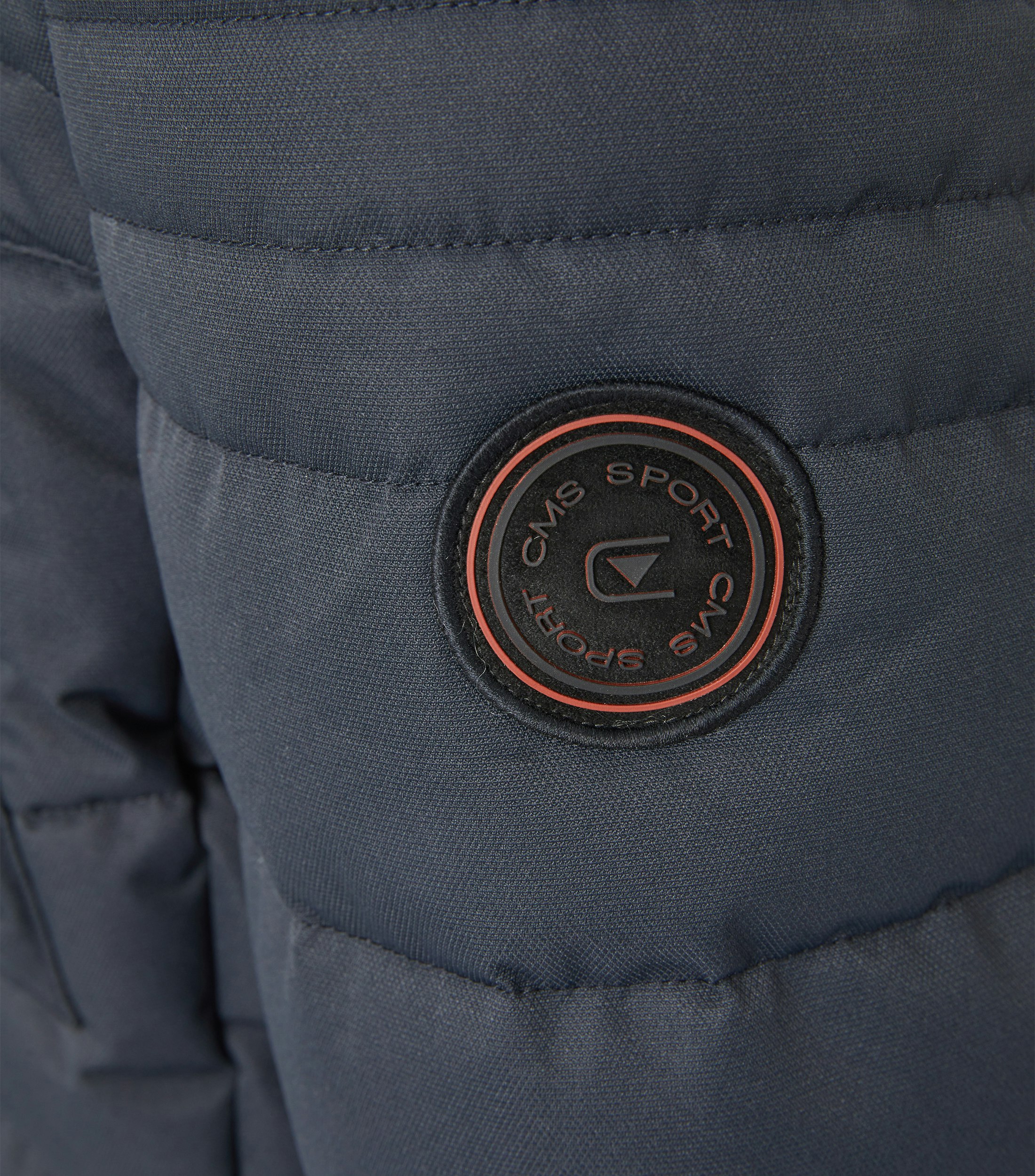 Das Model trägt eine Jacke im uni Muster in der Farbe Blau