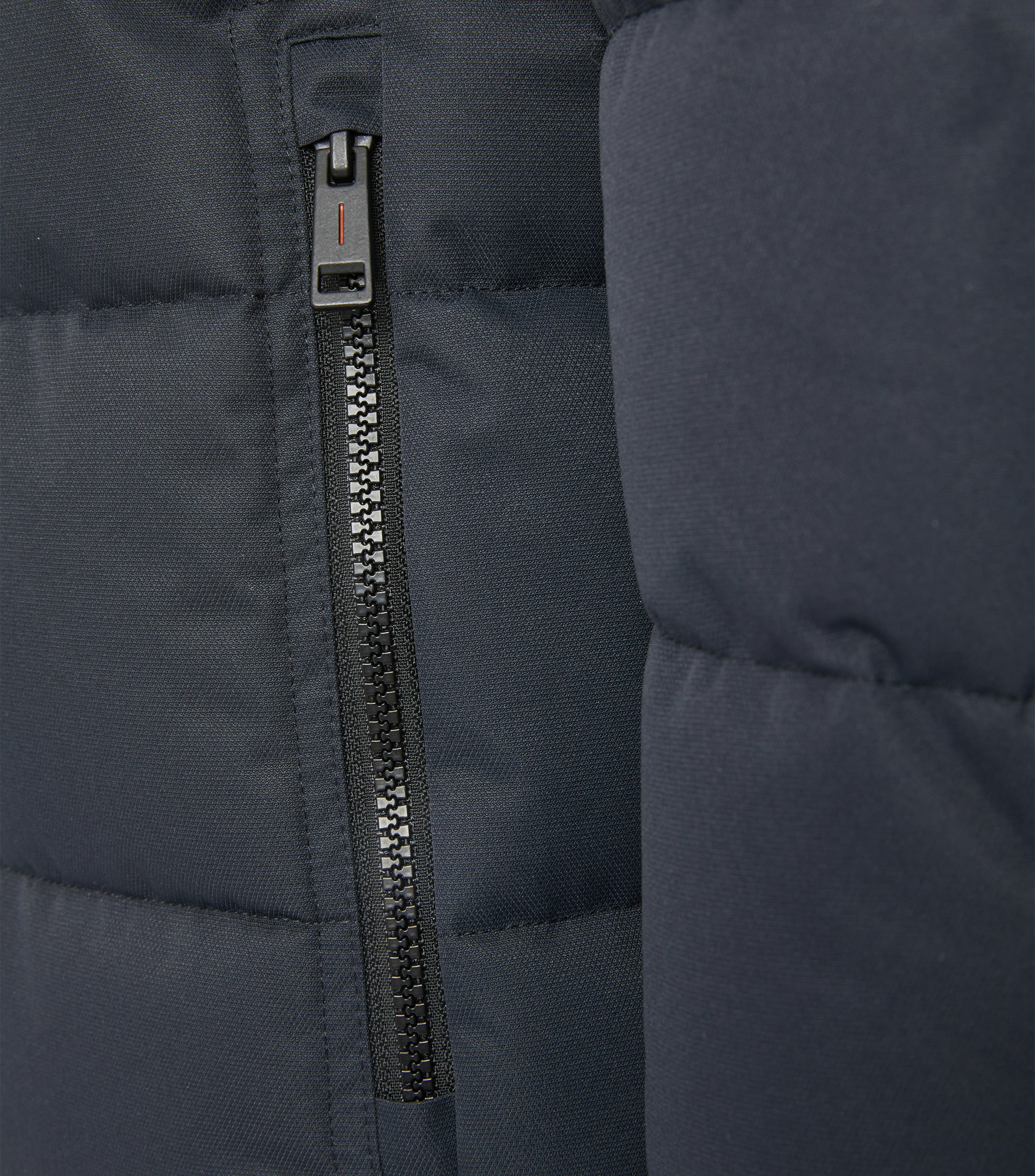 Das Model trägt eine Jacke im uni Muster in der Farbe Blau