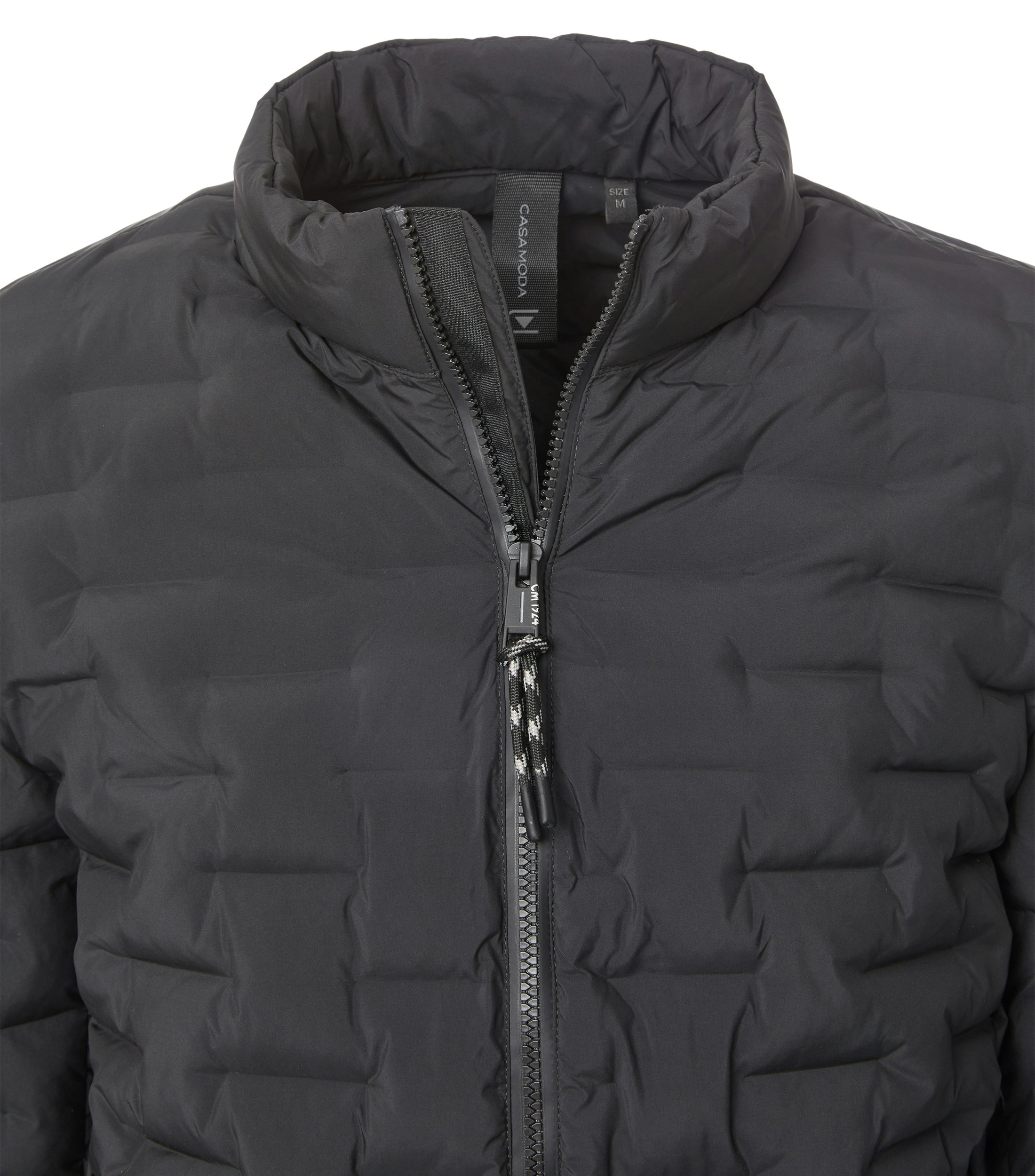 Das Model trägt eine Jacke im uni Muster in der Farbe Schwarz