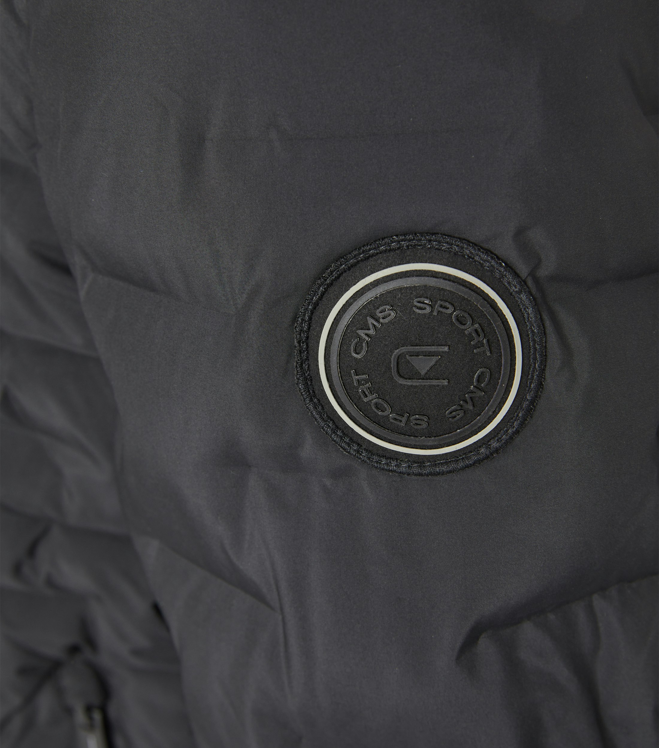 Das Model trägt eine Jacke im uni Muster in der Farbe Schwarz