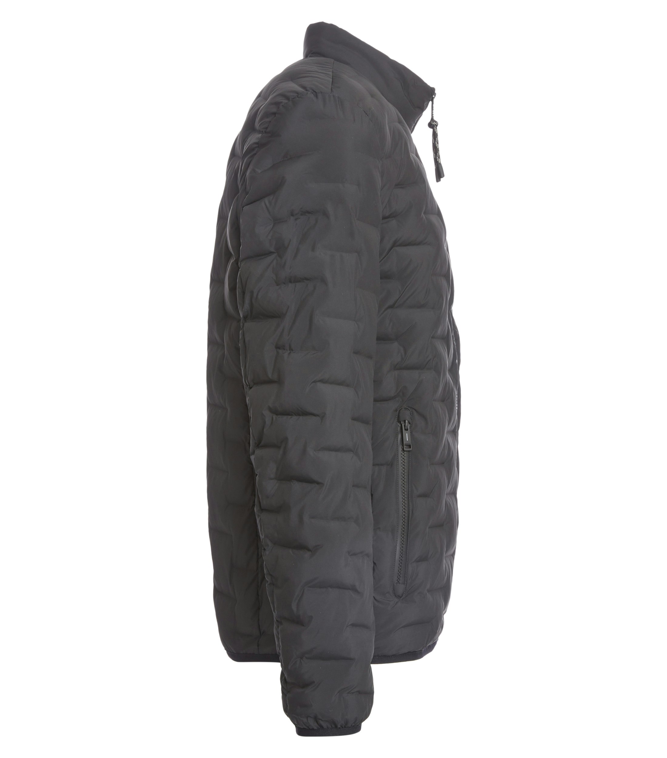 Das Model trägt eine Jacke im uni Muster in der Farbe Schwarz