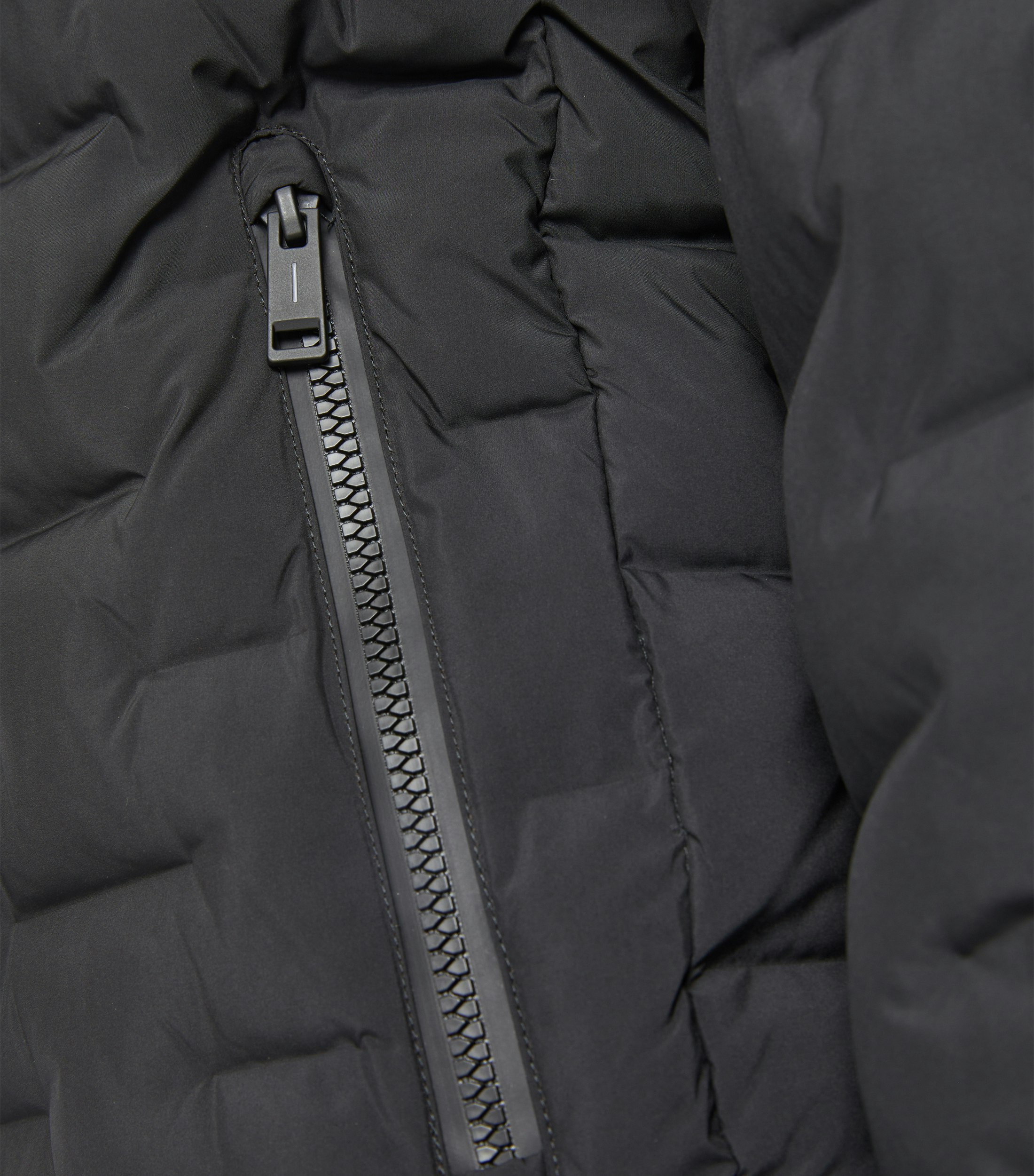 Das Model trägt eine Jacke im uni Muster in der Farbe Schwarz