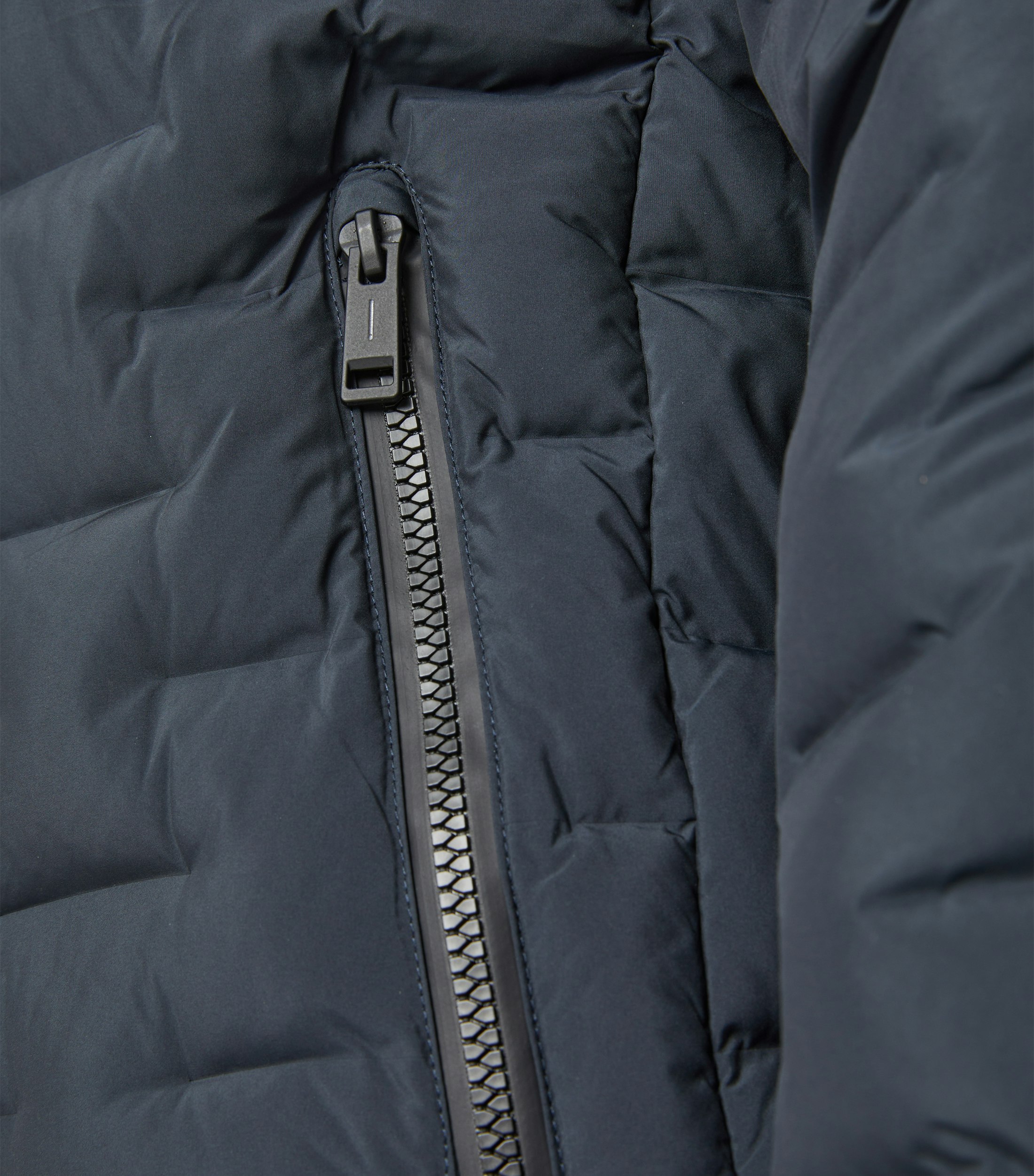 Das Model trägt eine Jacke im uni Muster in der Farbe Blau