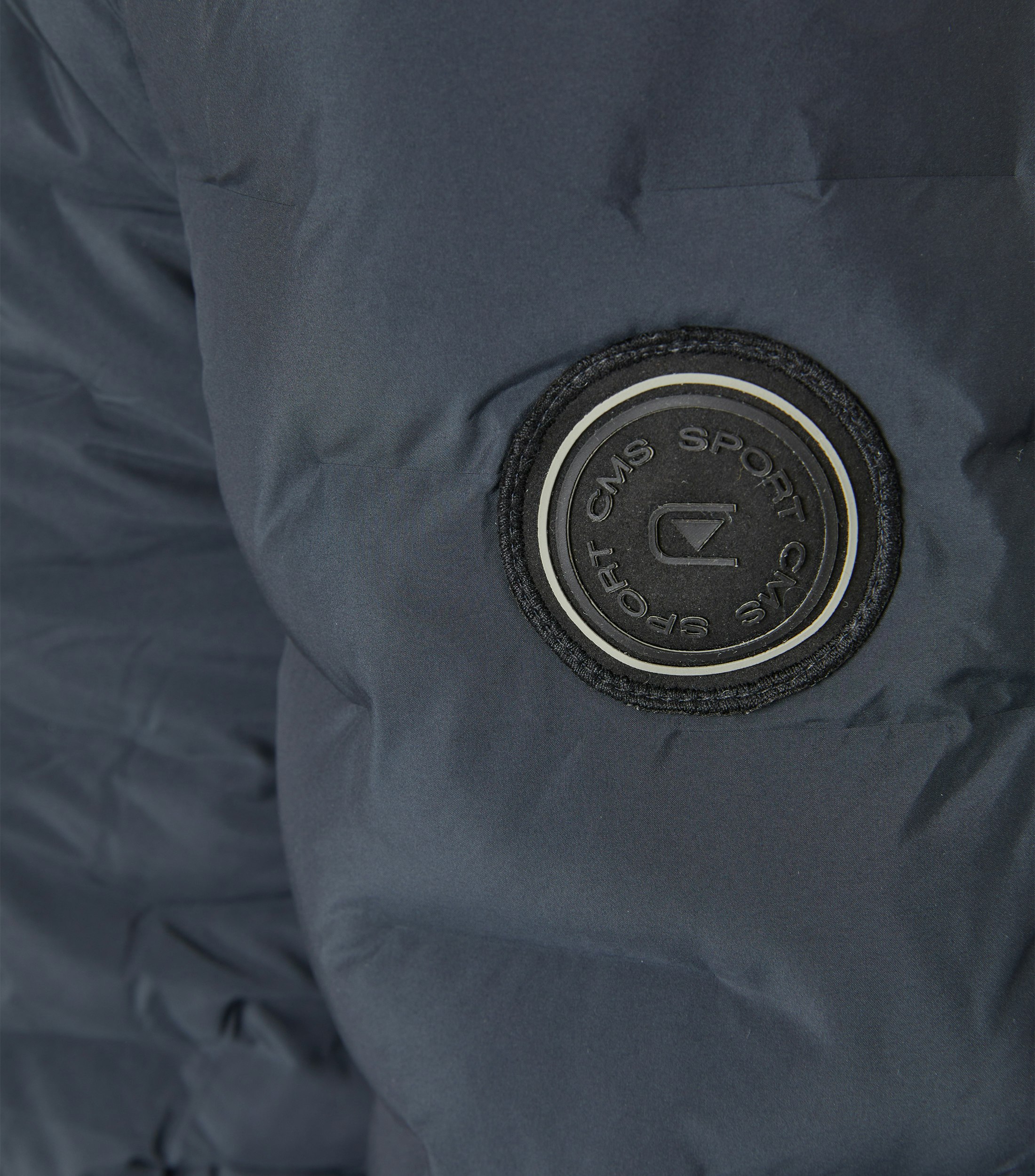 Das Model trägt eine Jacke im uni Muster in der Farbe Blau