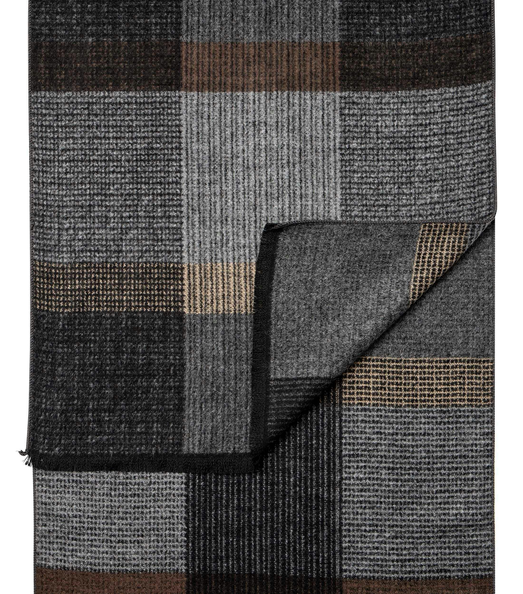 Ein Schal im uni Muster in der Farbe Schwarz