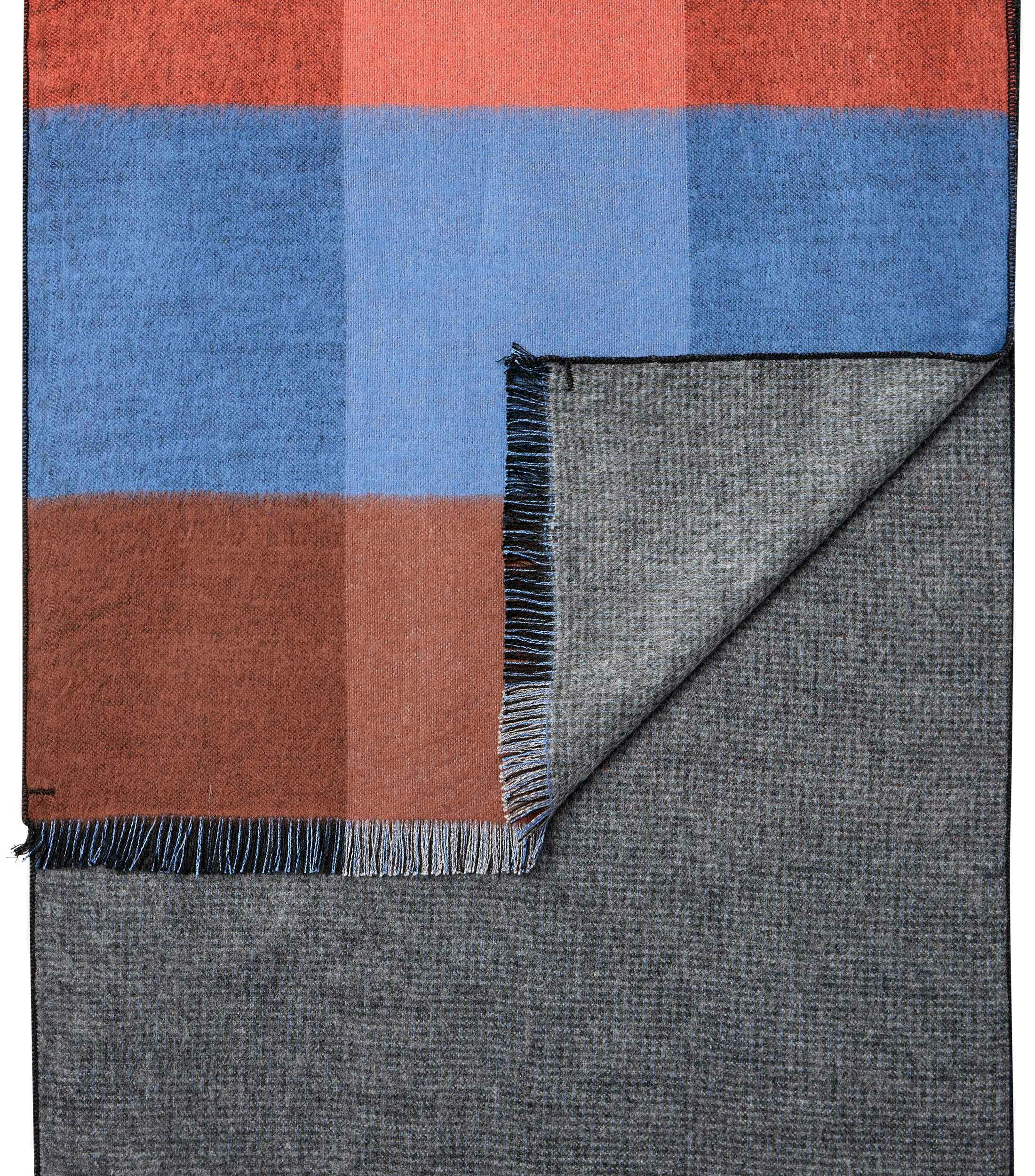 Ein Schal im uni Muster in der Farbe Orange