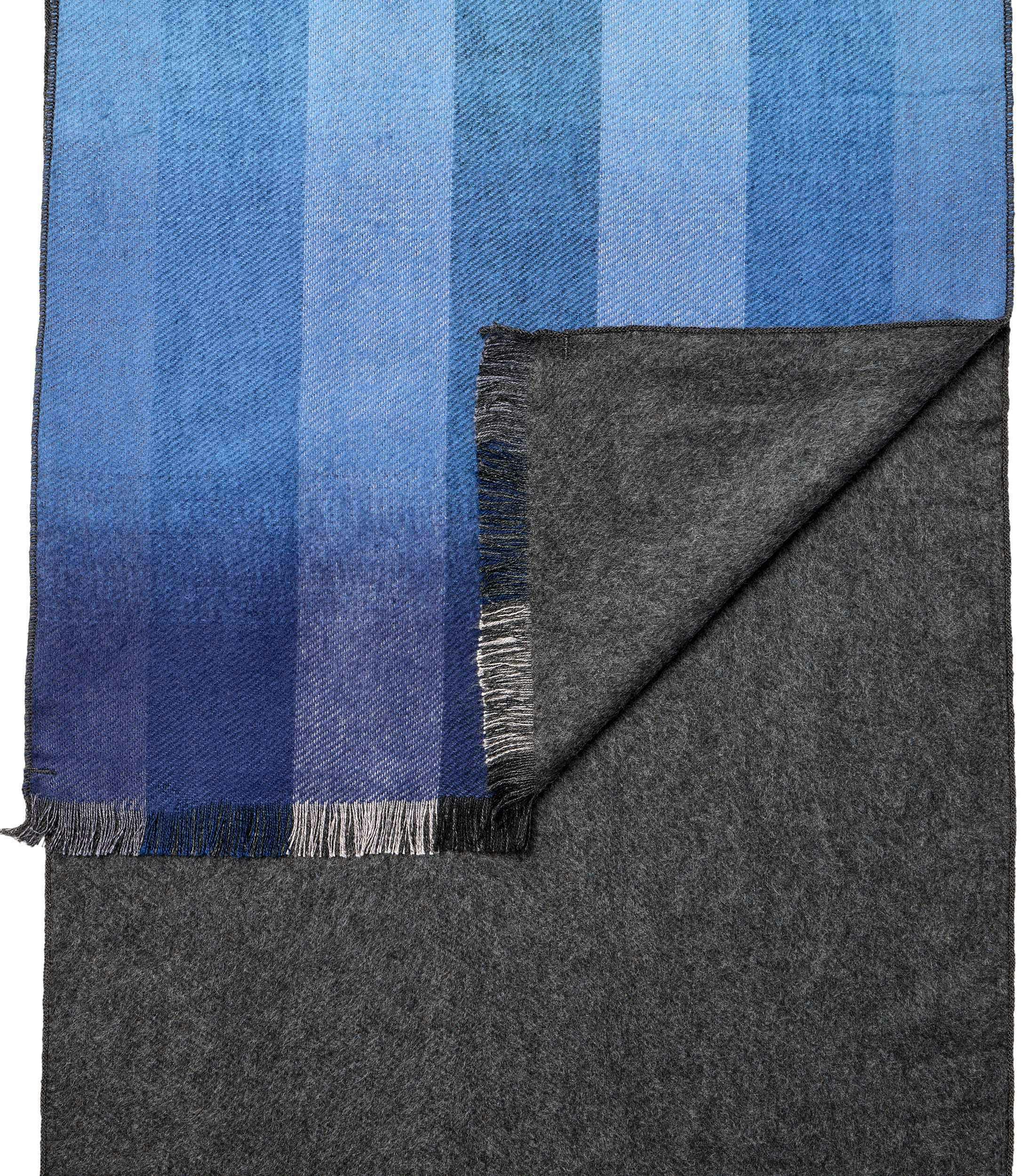 Ein Schal im uni Muster in der Farbe Blau