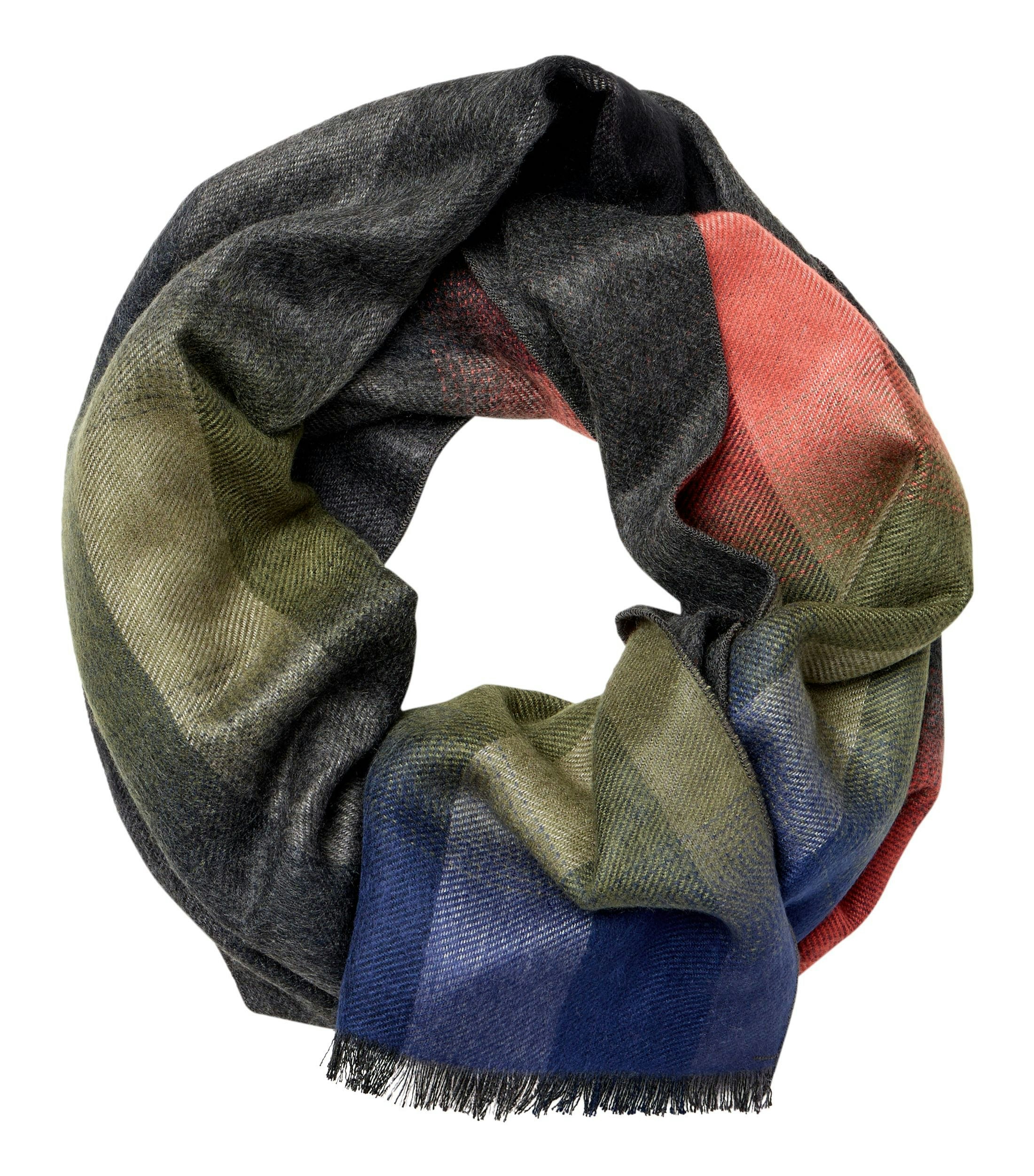 Ein Schal im uni Muster in der Farbe Grün