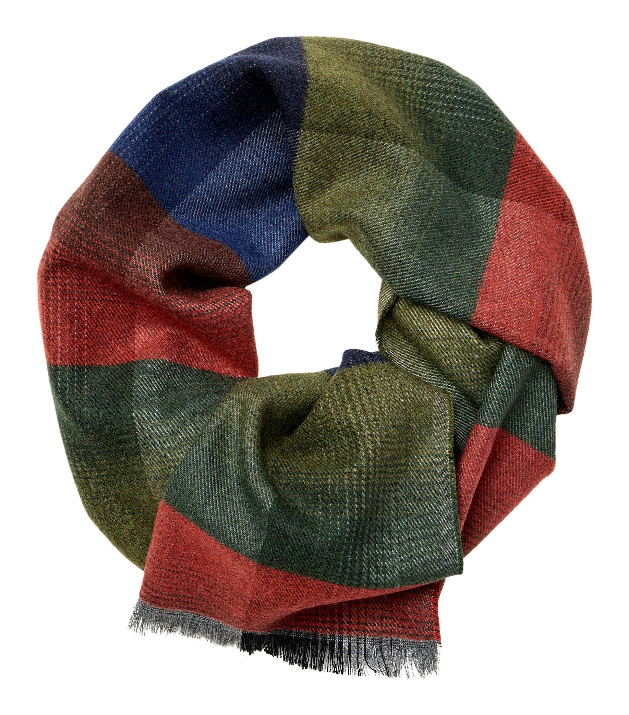 Ein Schal im uni Muster in der Farbe Grün