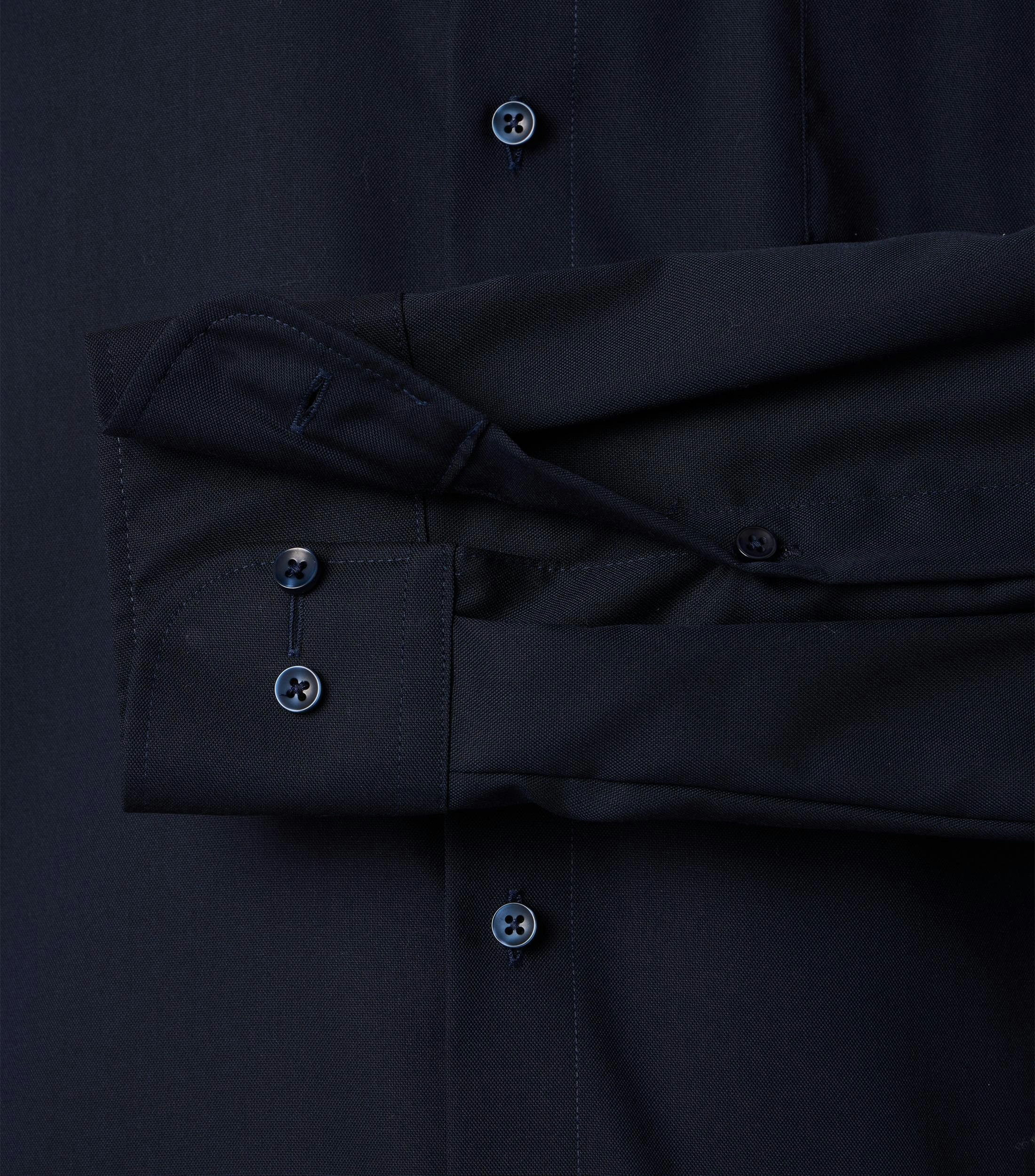 Ein Businesshemd im uni Muster in der Farbe Mittelblau