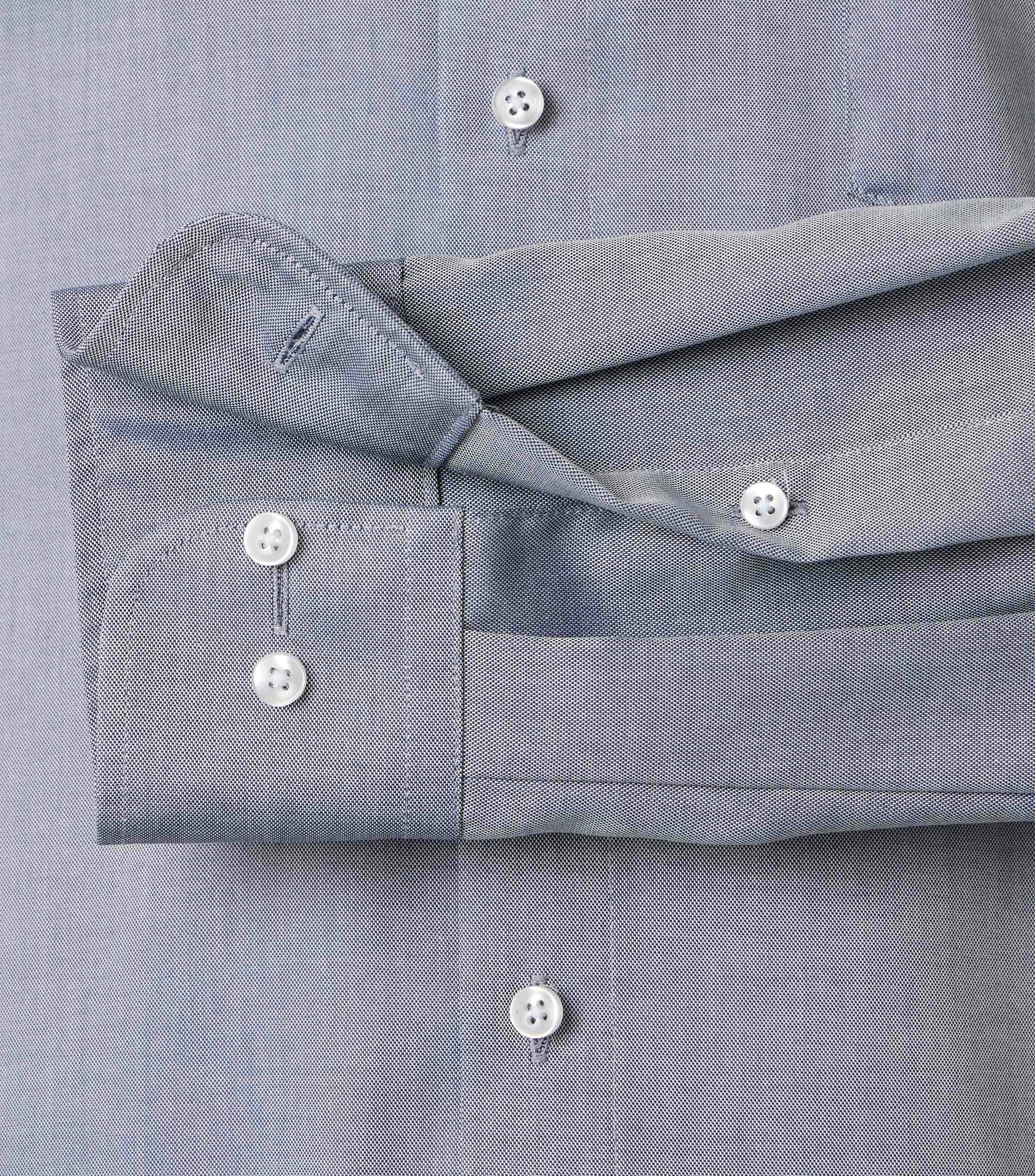 Ein Businesshemd im uni Muster in der Farbe Blau