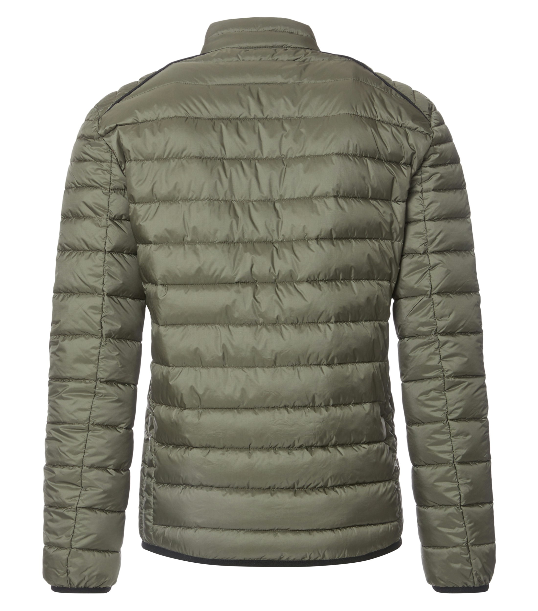 Das Model trägt eine Jacke im uni Muster in der Farbe Olive