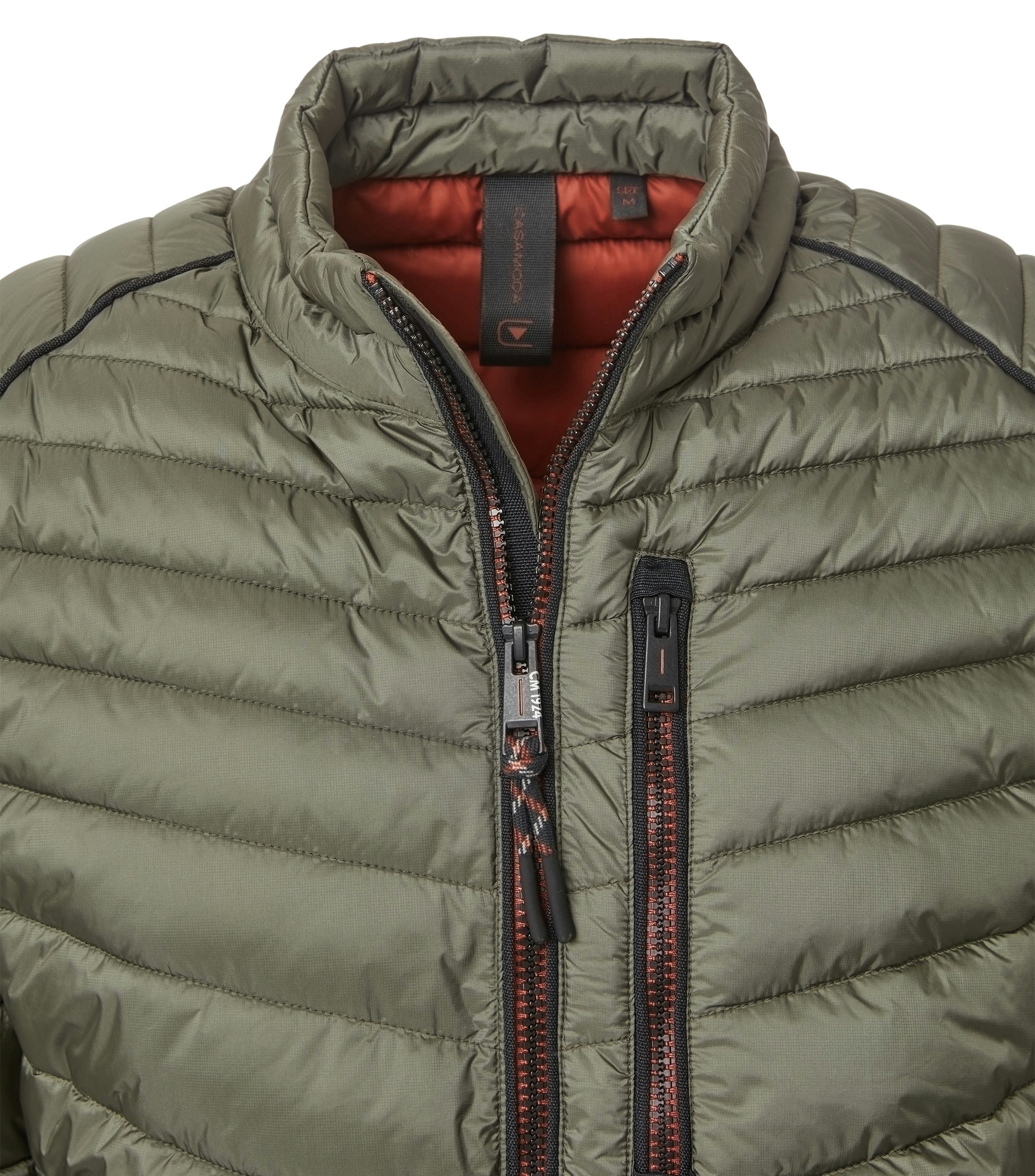 Das Model trägt eine Jacke im uni Muster in der Farbe Olive