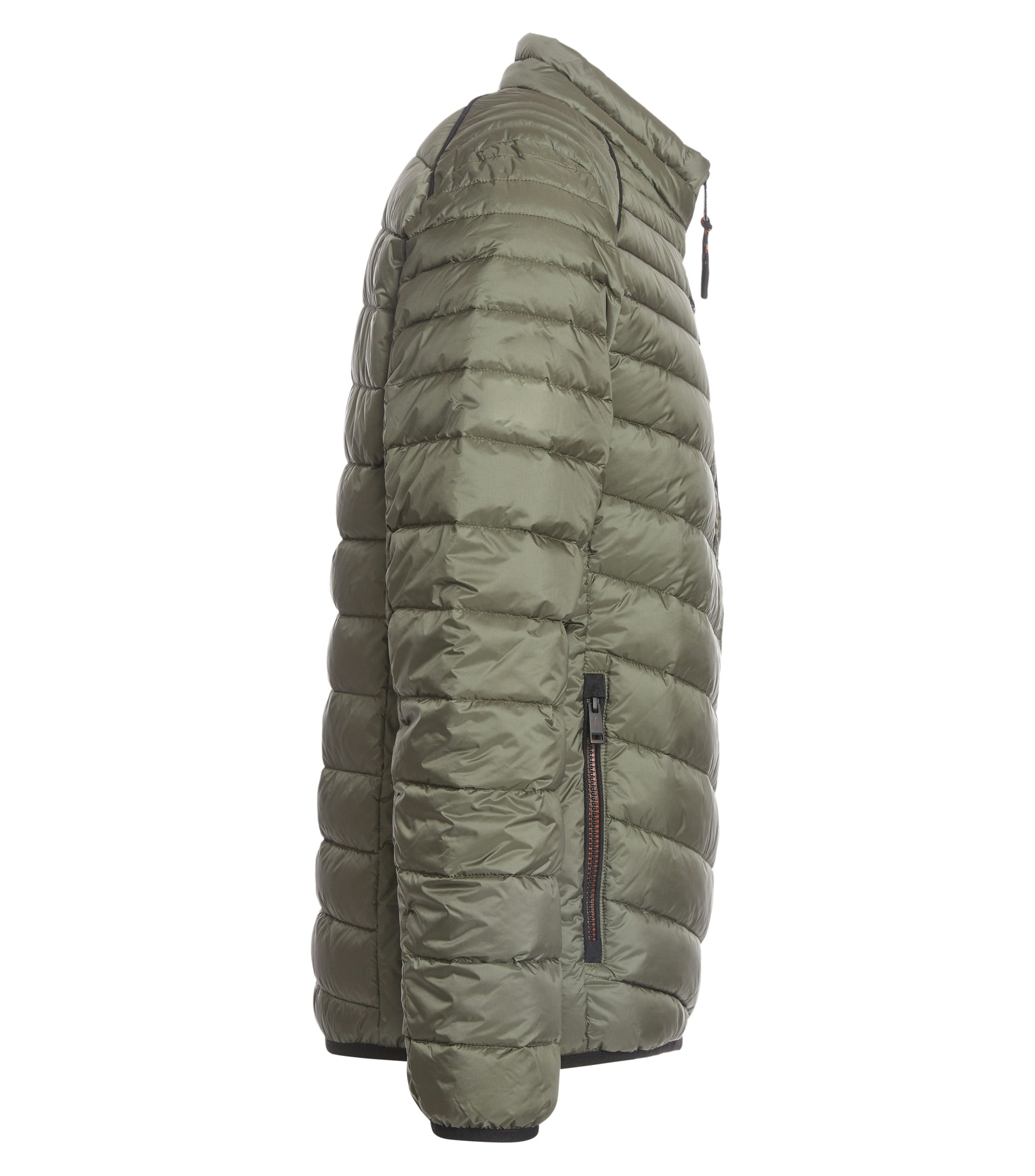 Das Model trägt eine Jacke im uni Muster in der Farbe Olive