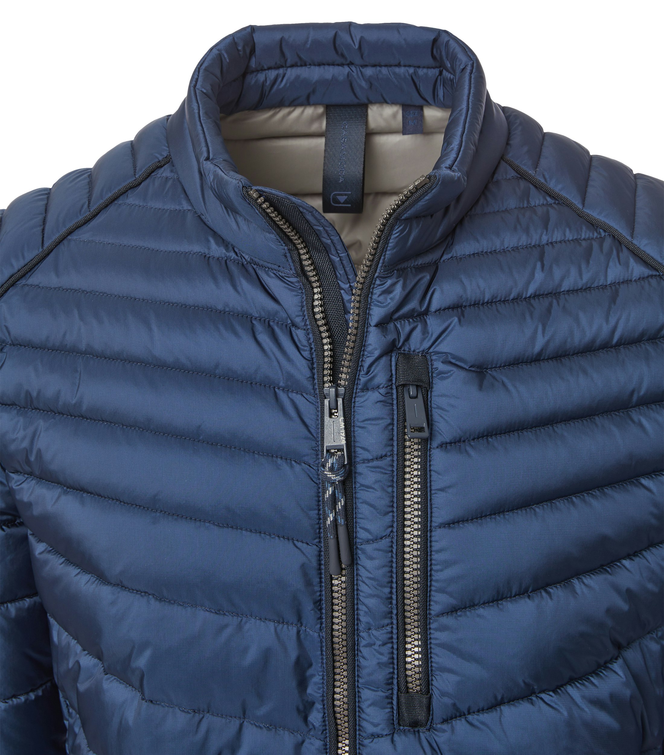 Das Model trägt eine Jacke im uni Muster in der Farbe sattes Mittelblau