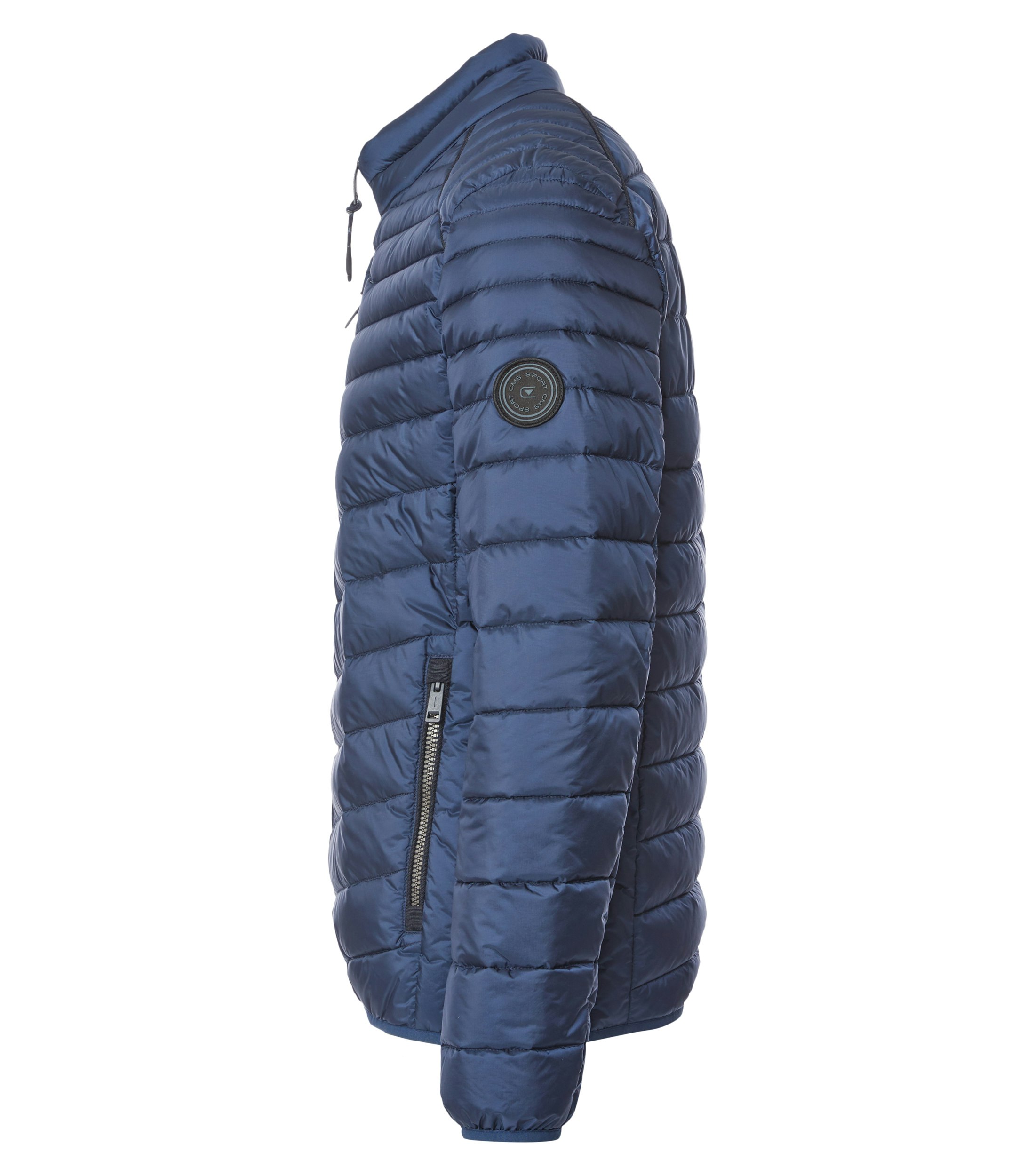 Das Model trägt eine Jacke im uni Muster in der Farbe sattes Mittelblau