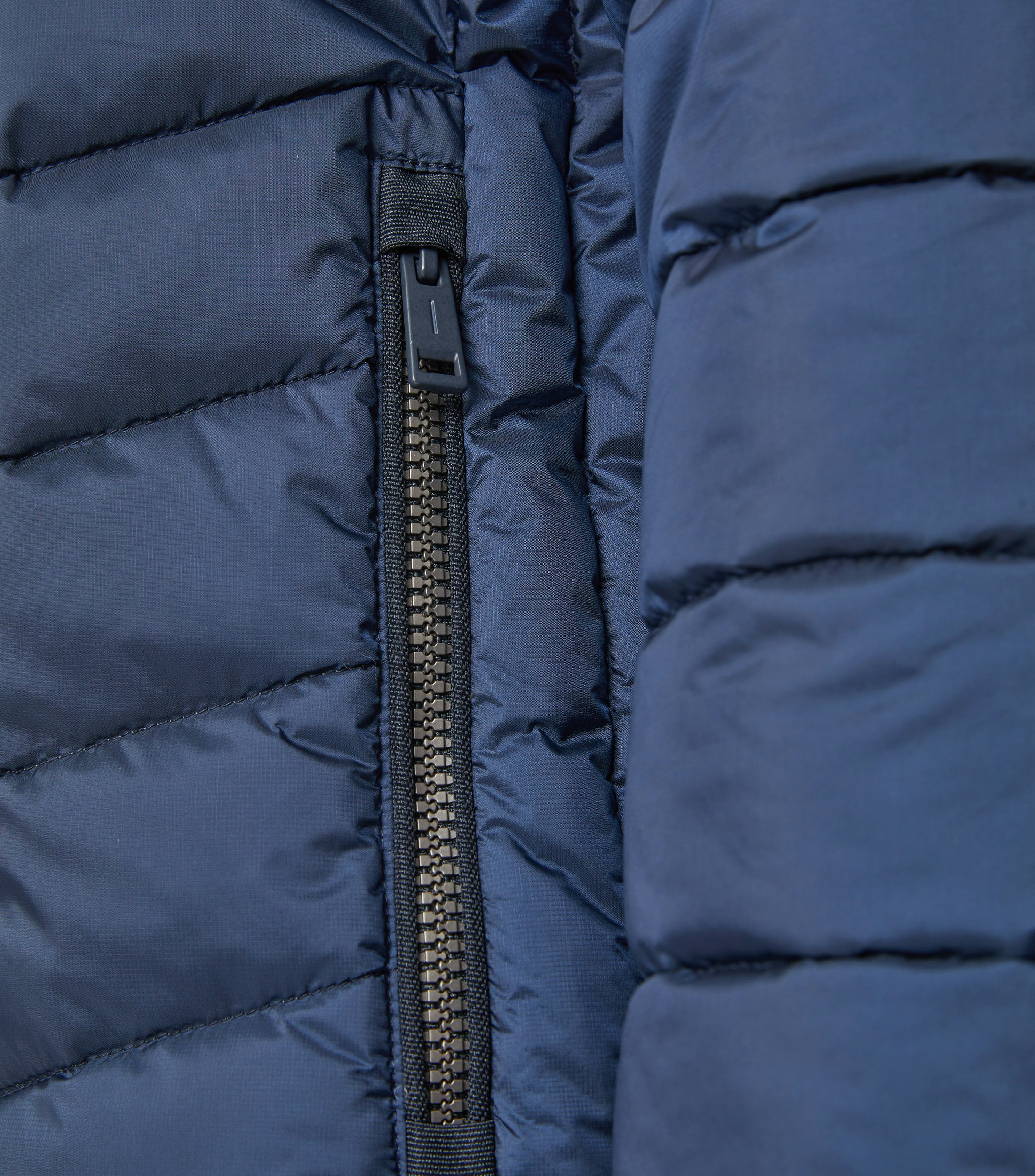 Das Model trägt eine Jacke im uni Muster in der Farbe sattes Mittelblau