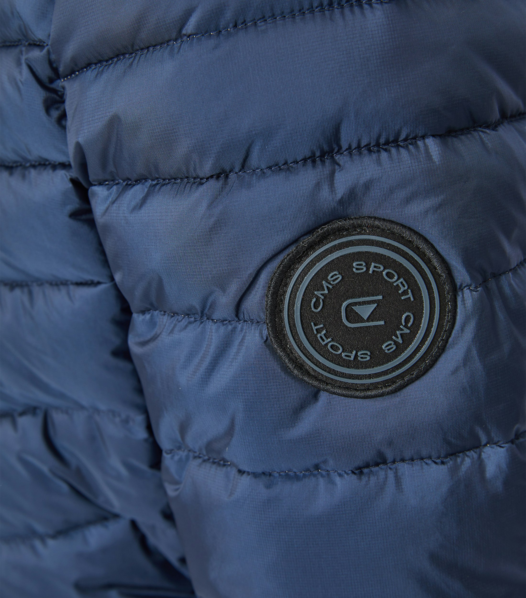 Das Model trägt eine Jacke im uni Muster in der Farbe sattes Mittelblau