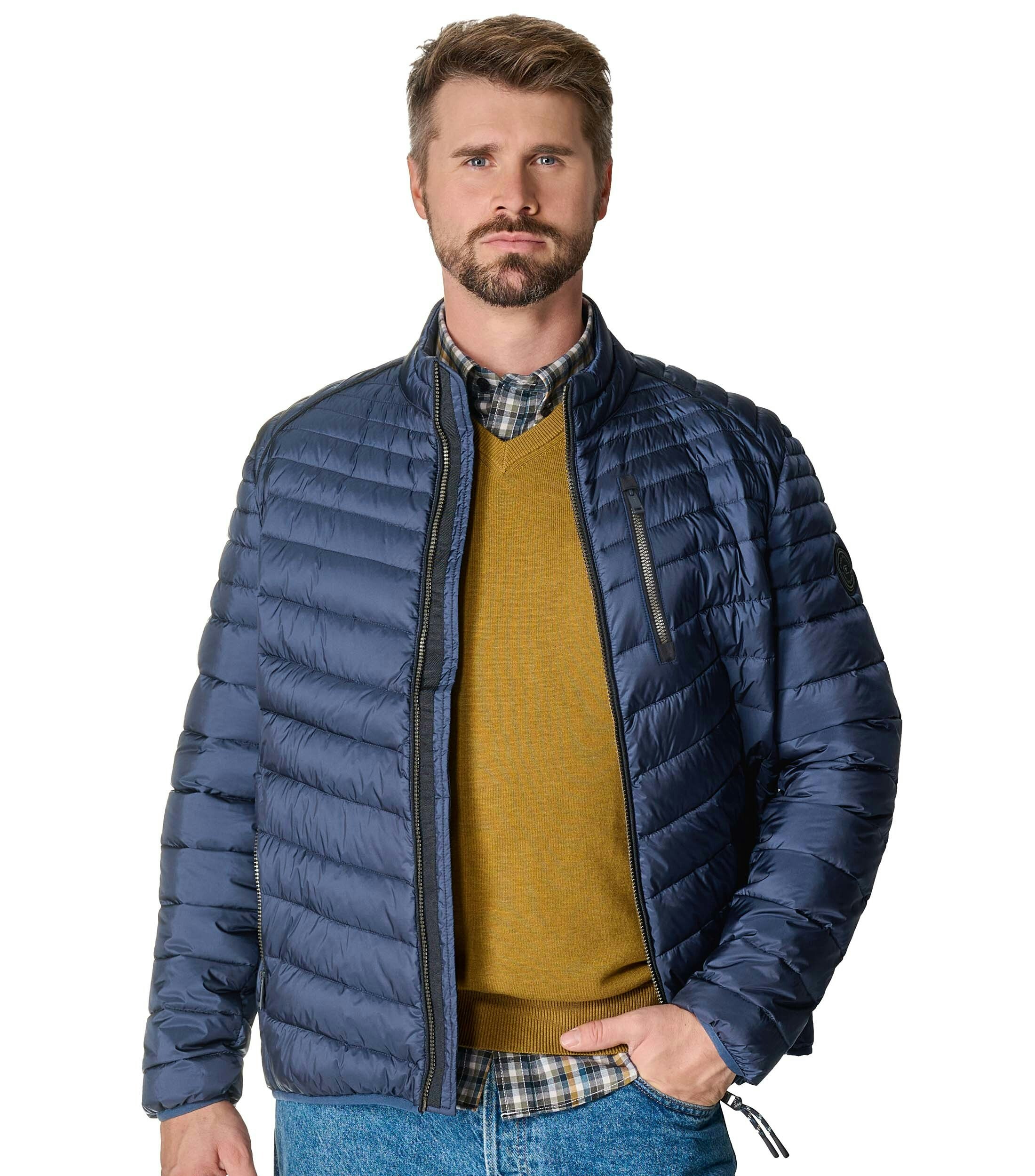 Das Model trägt eine Jacke im uni Muster in der Farbe sattes Mittelblau