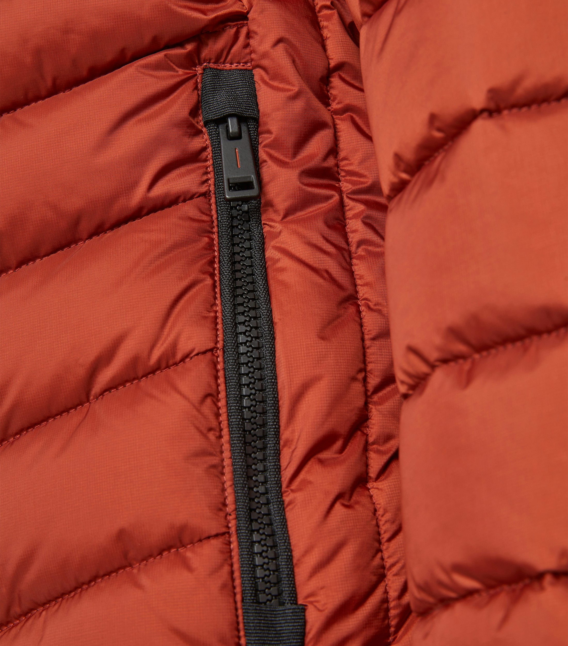 Das Model trägt eine Jacke im uni Muster in der Farbe Orange