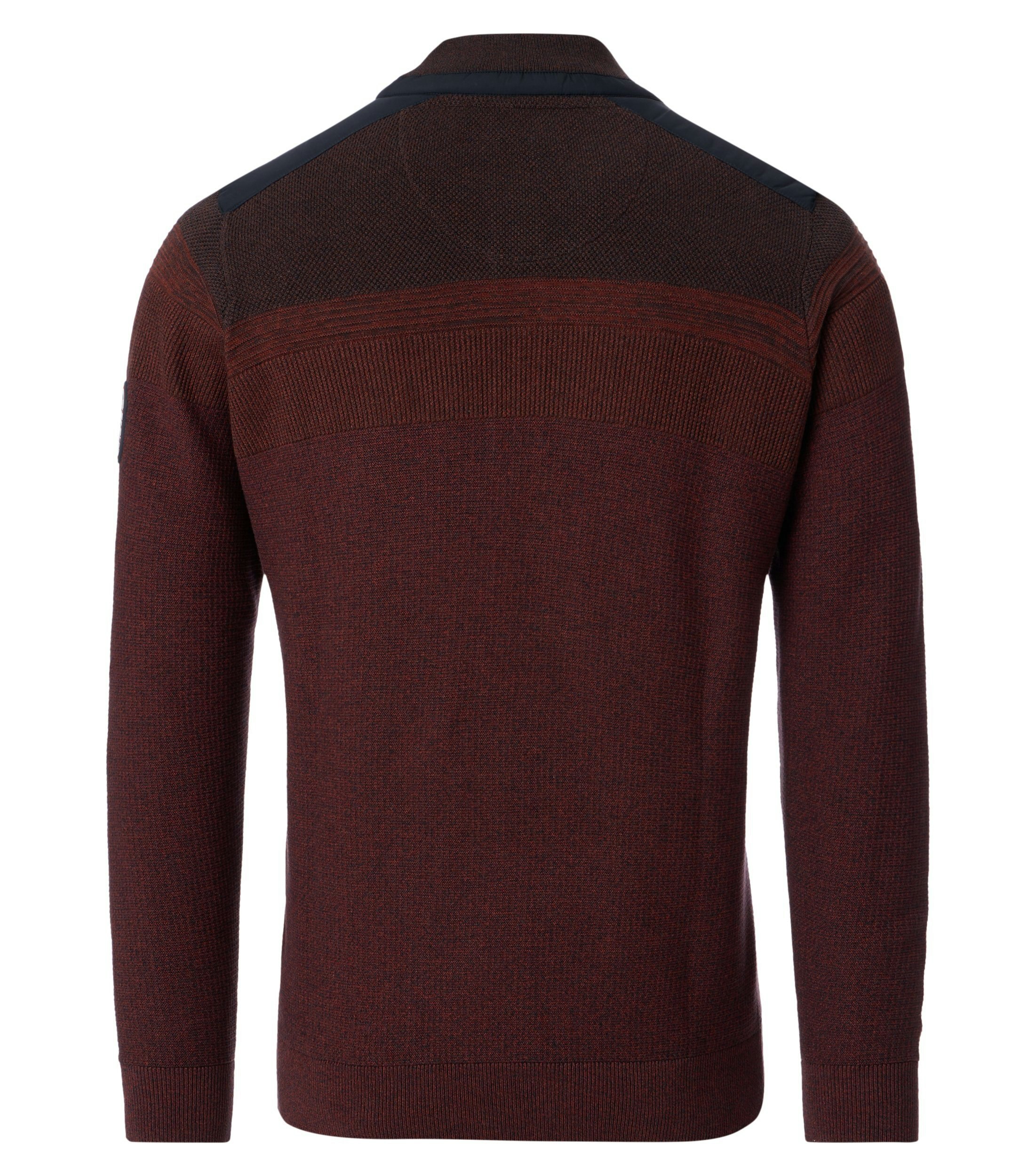 Das Model trägt ein Pullover im uni Muster in der Farbe Dunkelrot