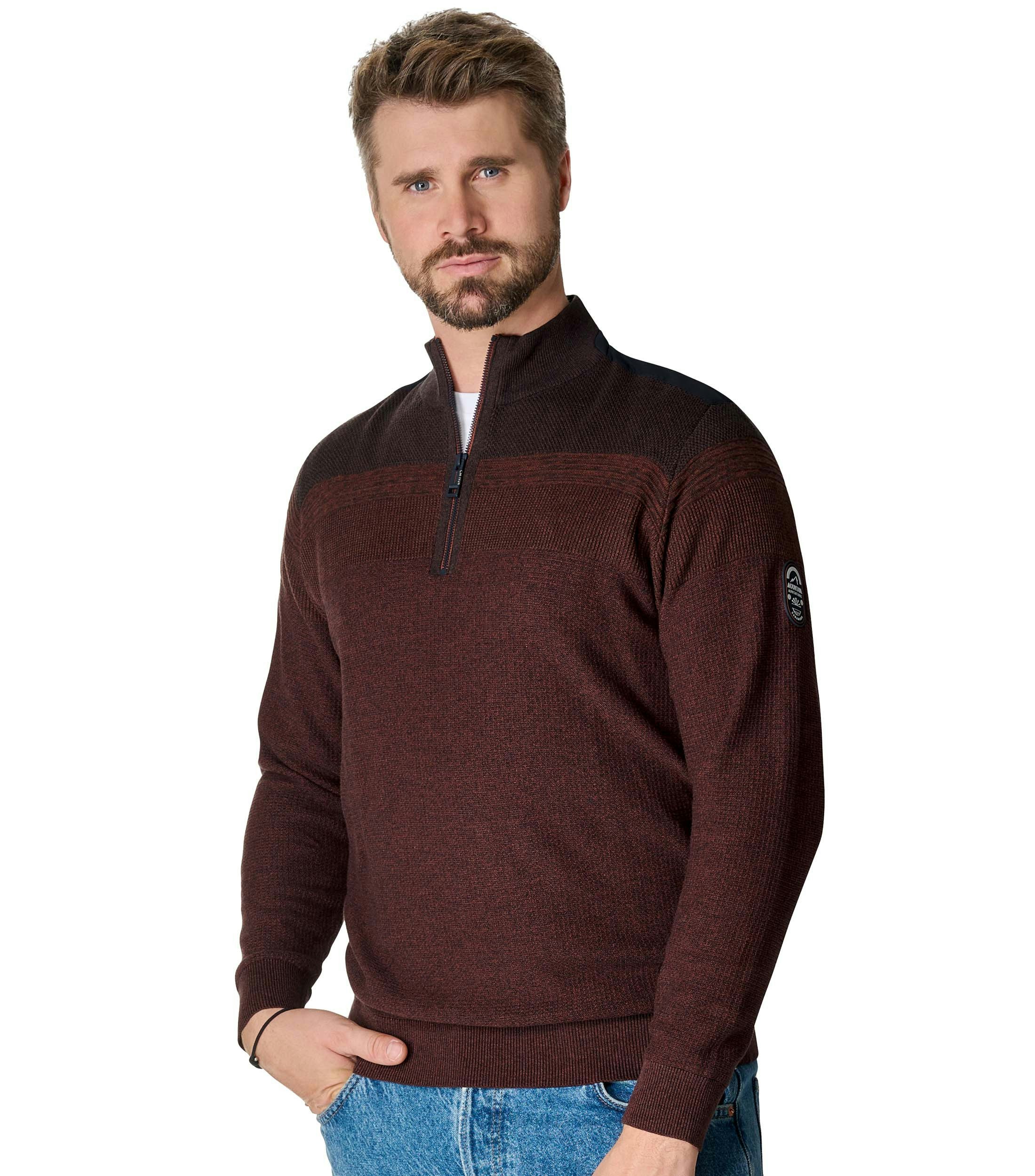 Das Model trägt ein Pullover im uni Muster in der Farbe Dunkelrot