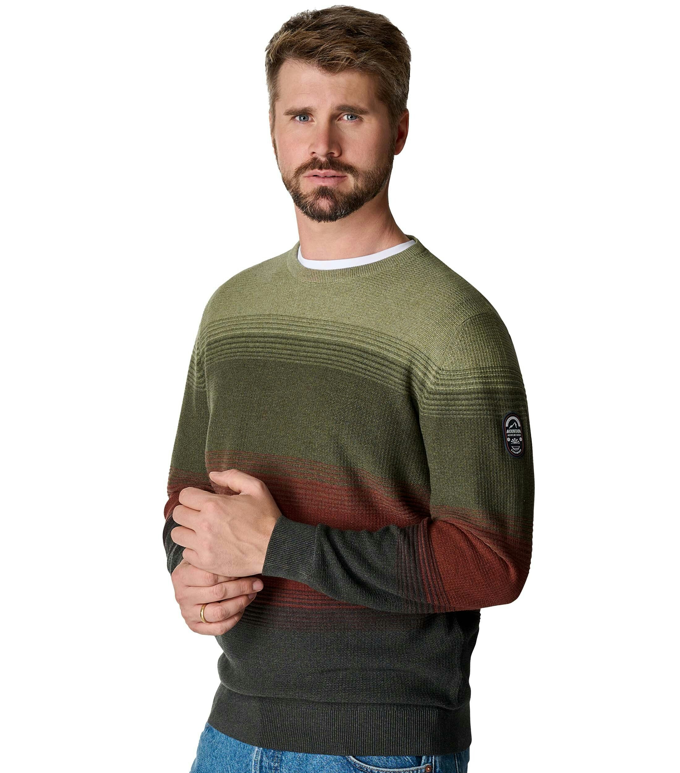 Das Model trägt ein Pullover im gestreift Muster in der Farbe Dunkelgrün