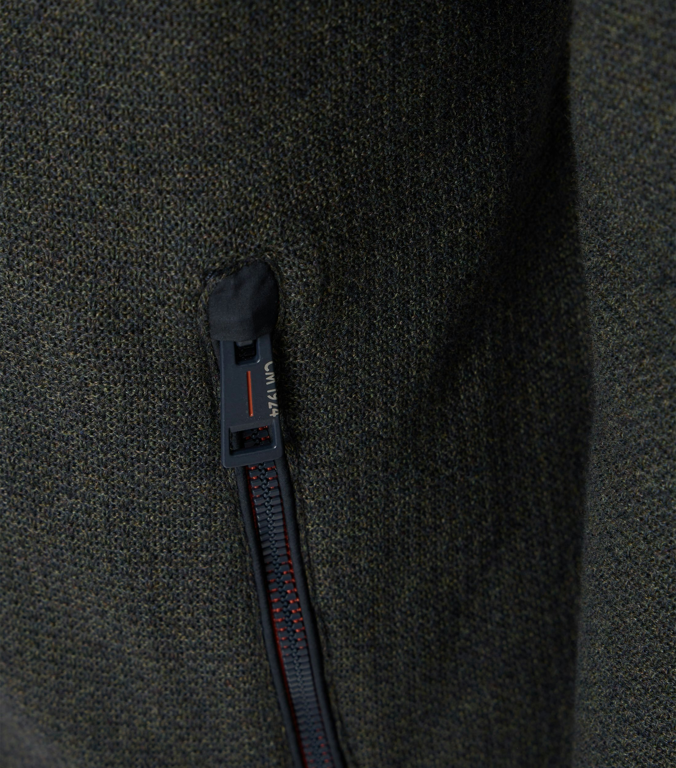 Ein Strickjacke im uni Muster in der Farbe Dunkelblau