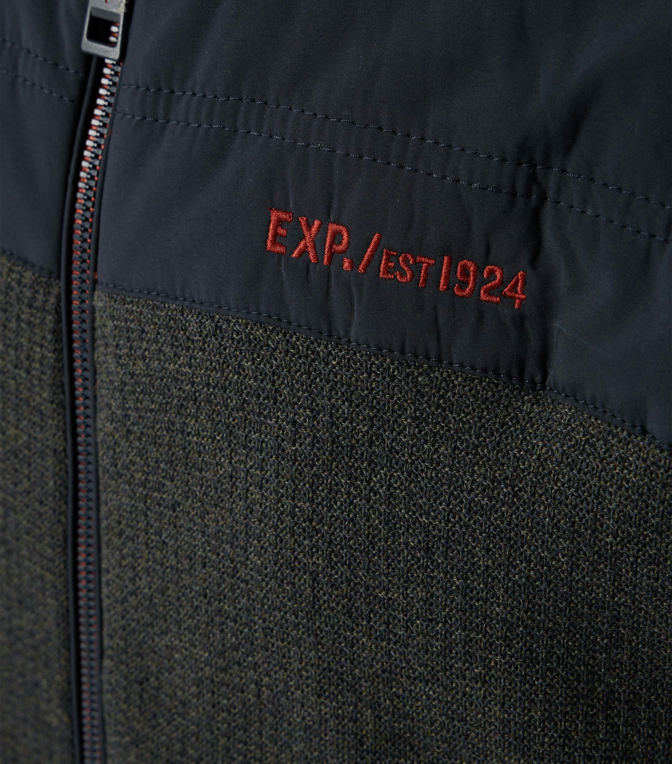 Ein Strickjacke im uni Muster in der Farbe Dunkelblau