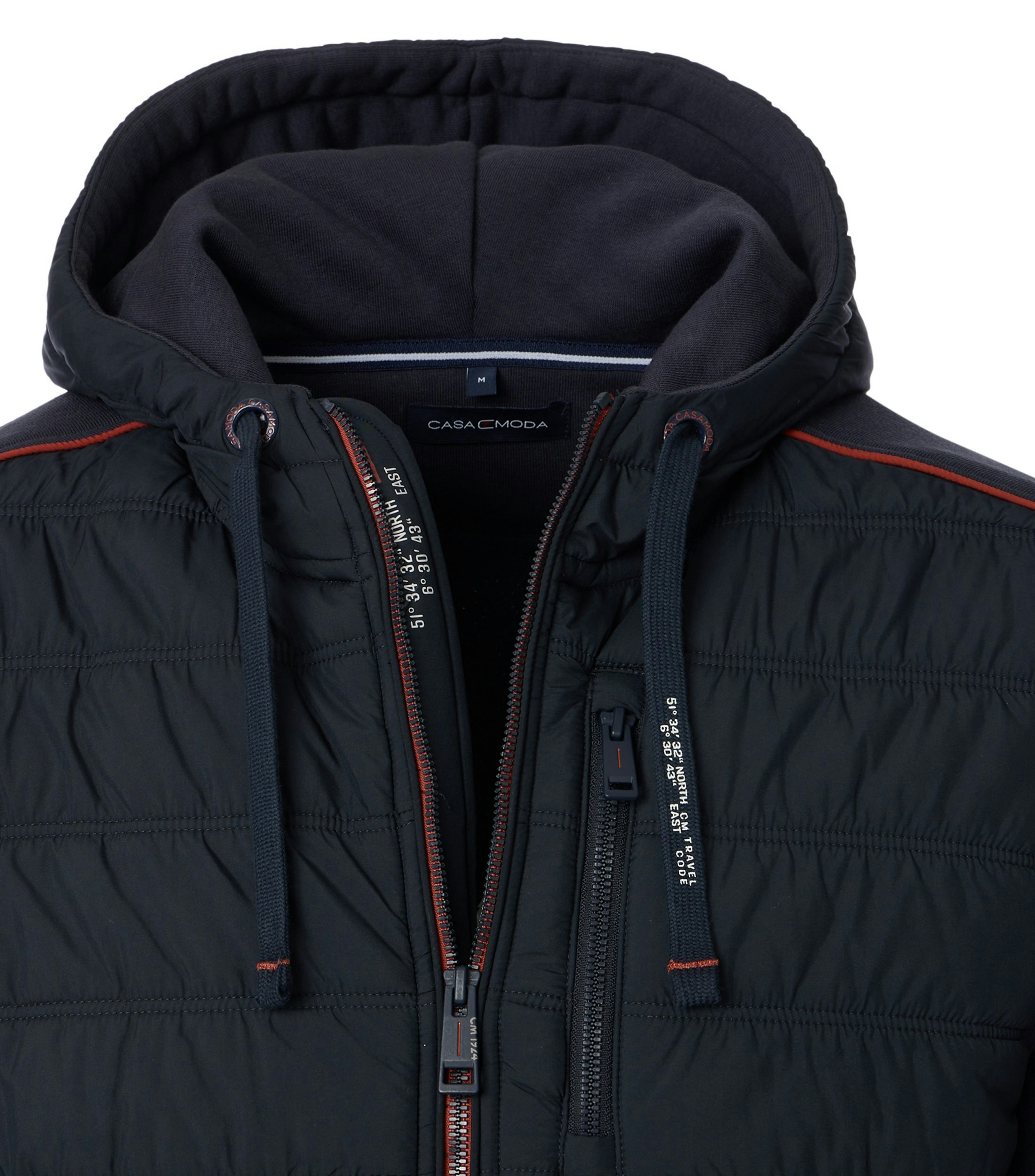 Das Model trägt ein Sweatshirt im uni Muster in der Farbe Blau