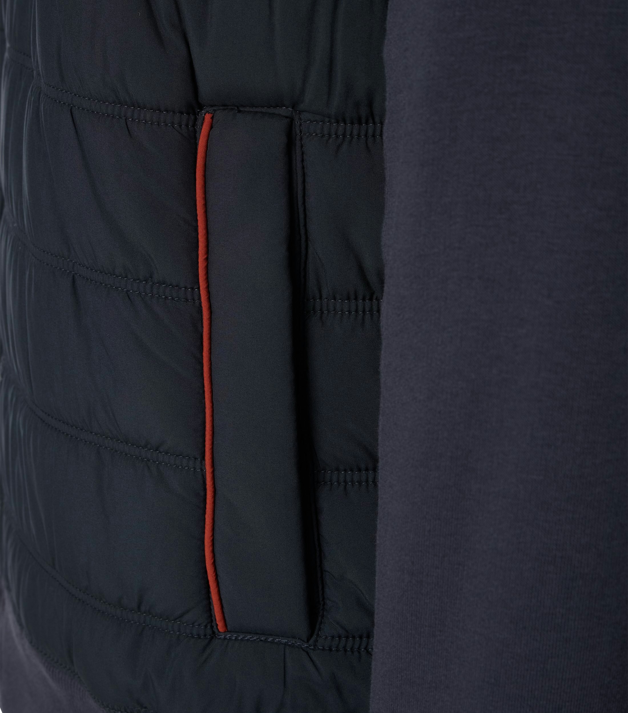 Das Model trägt ein Sweatshirt im uni Muster in der Farbe Blau