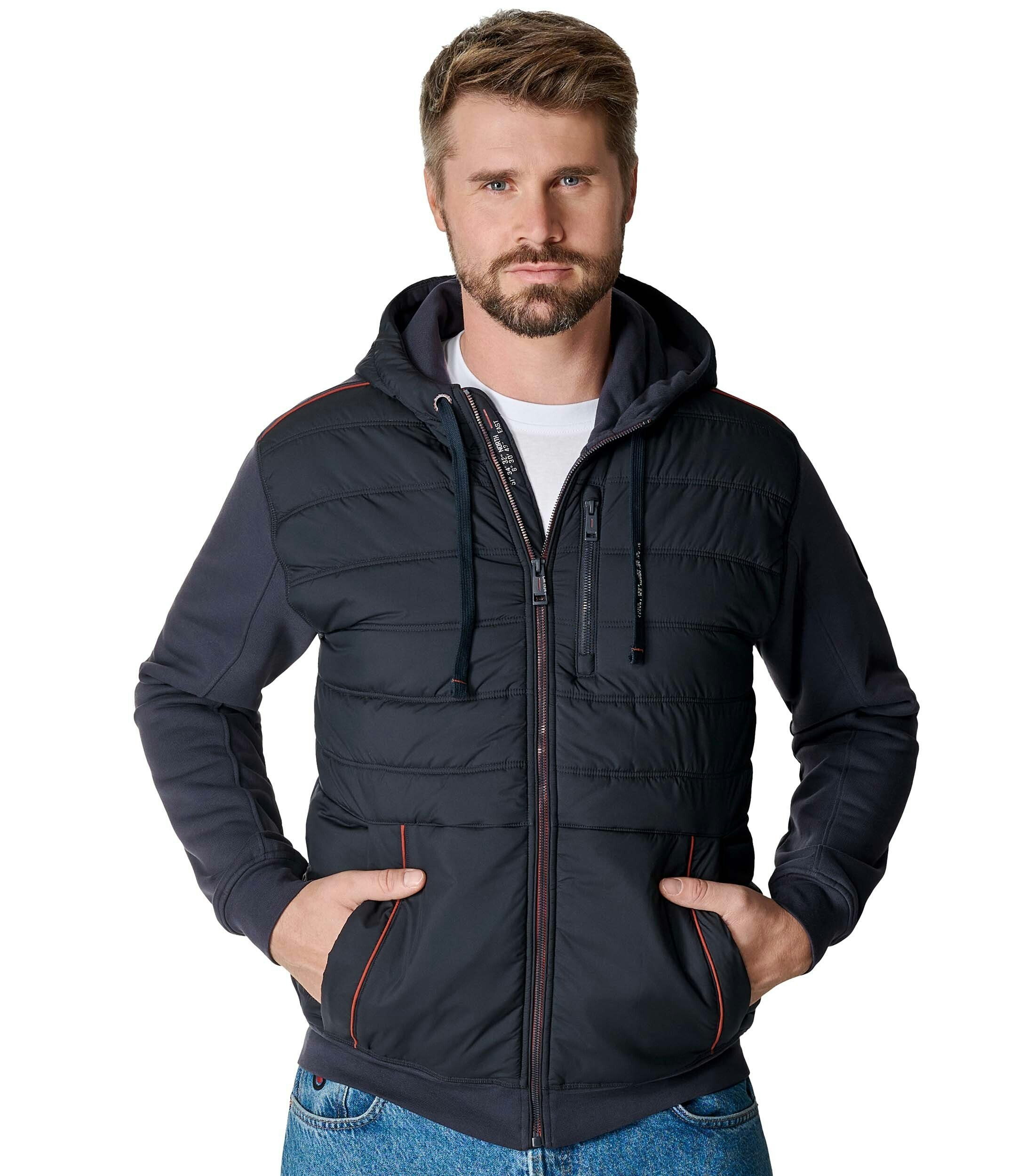 Das Model trägt ein Sweatshirt im uni Muster in der Farbe Blau