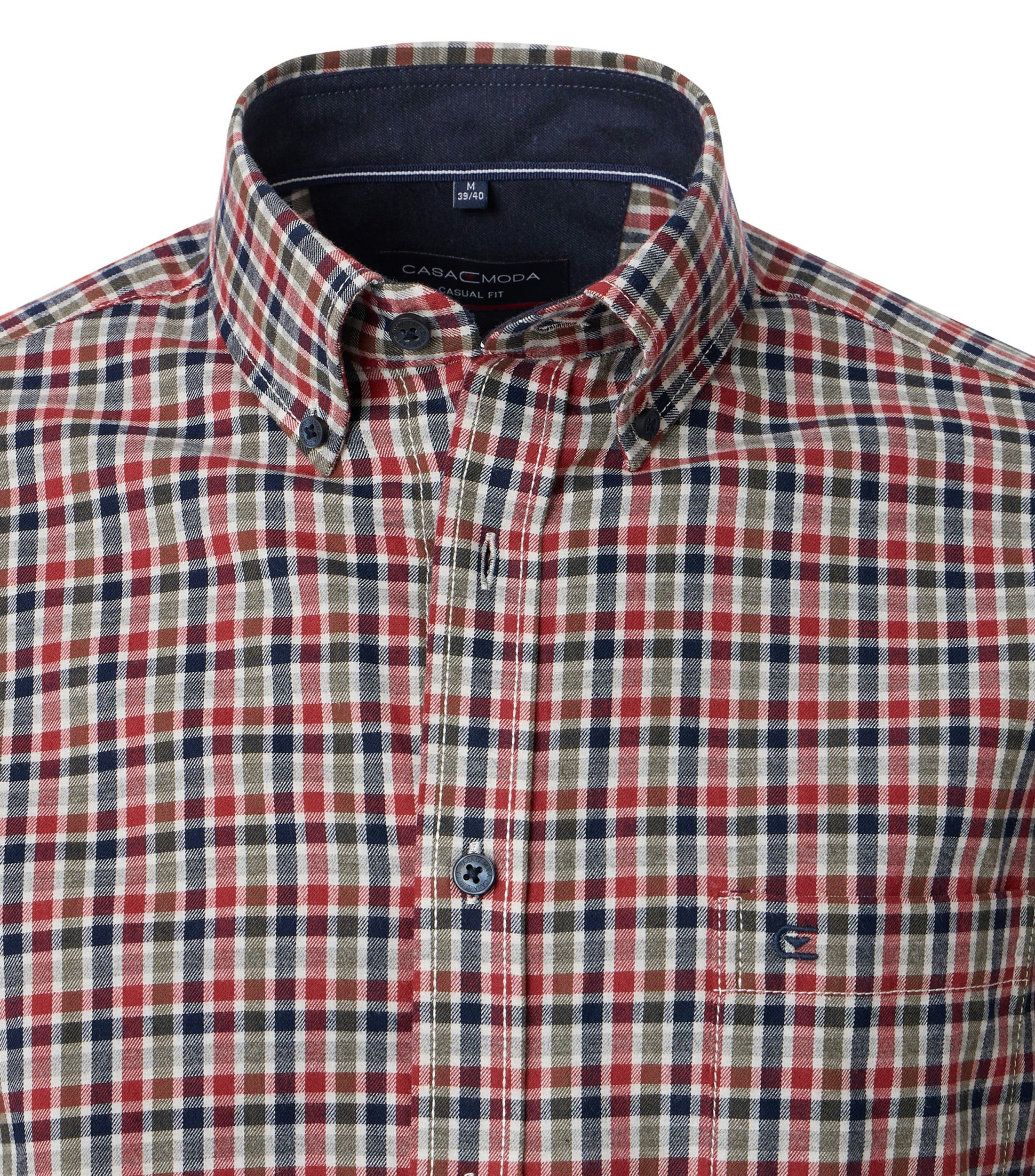 Ein Freizeithemd im kariert Muster in der Farbe Rot