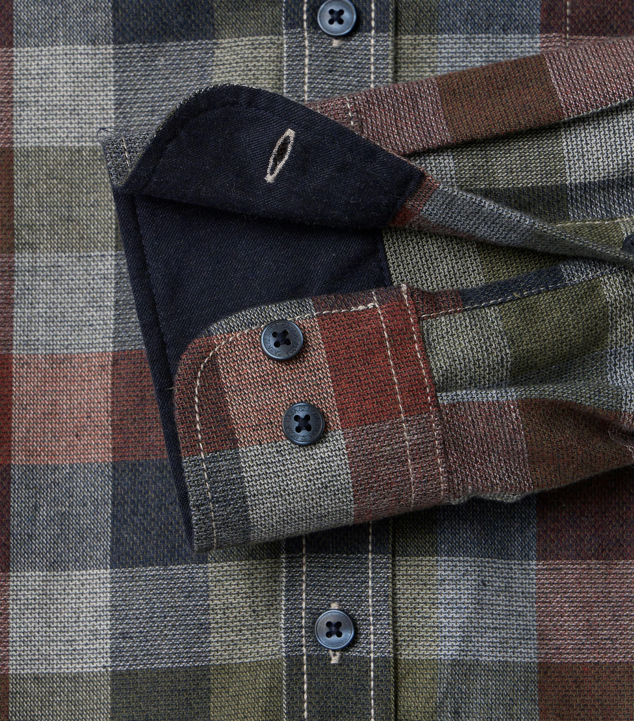 Ein Freizeithemd im kariert Muster in der Farbe Rot