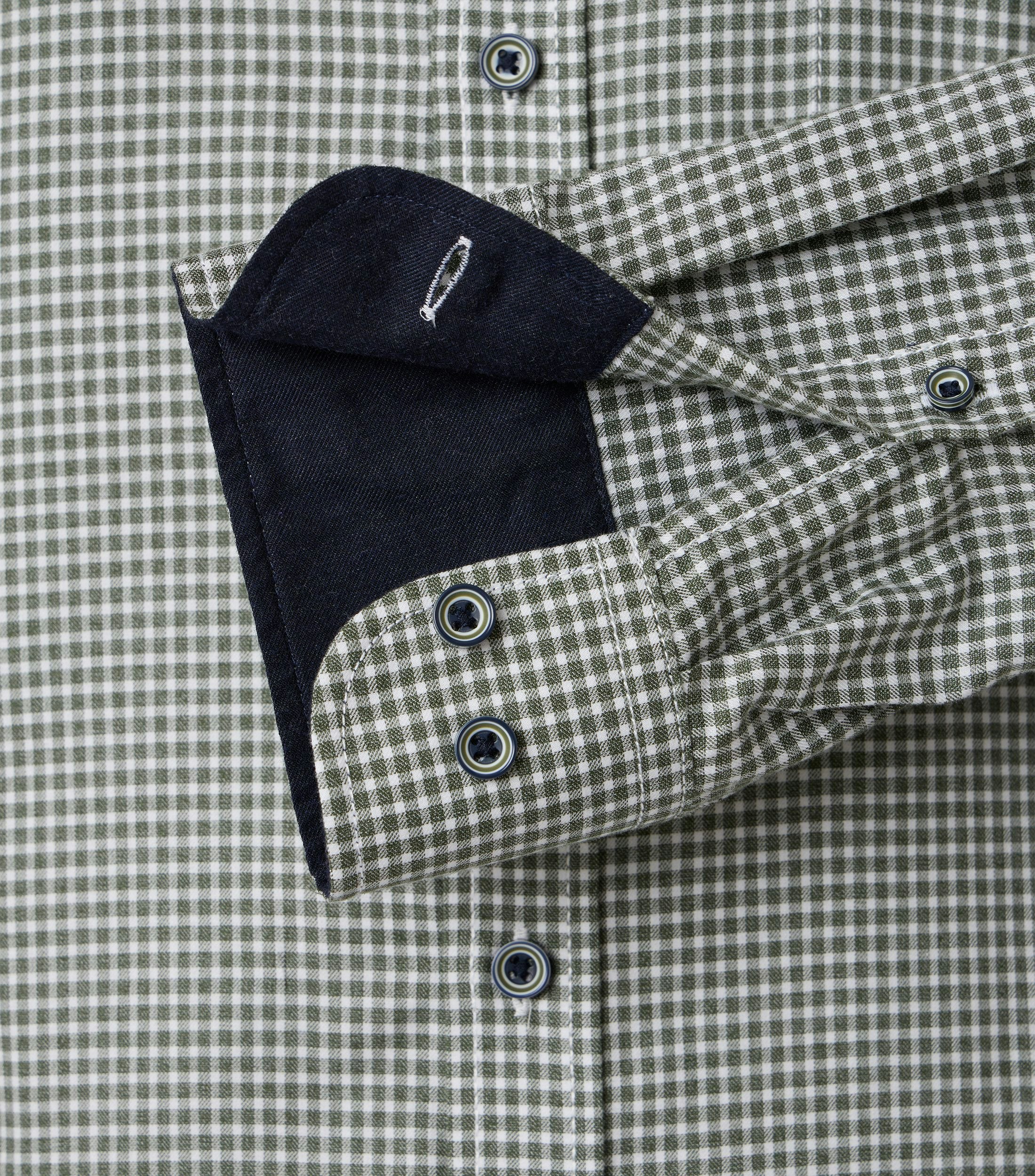Ein Freizeithemd im kariert Muster in der Farbe Grün