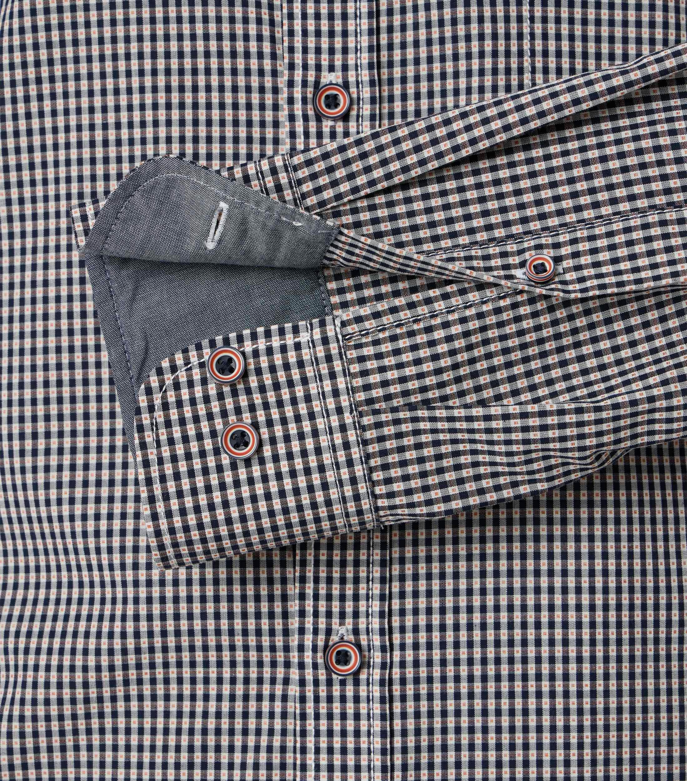 Ein Freizeithemd im kariert Muster in der Farbe Hellrot