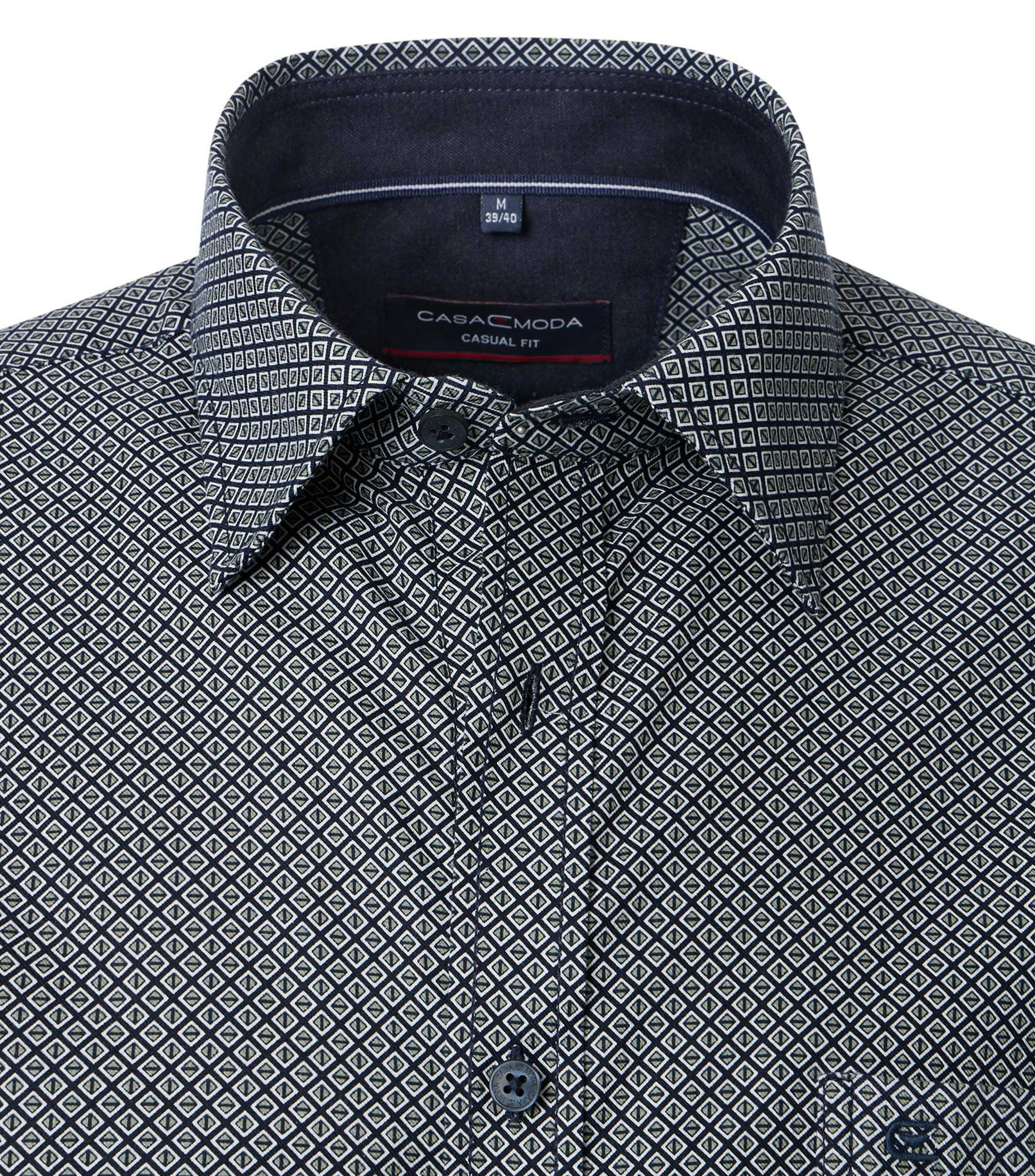 Ein Freizeithemd im Print Muster in der Farbe Dunkelblau