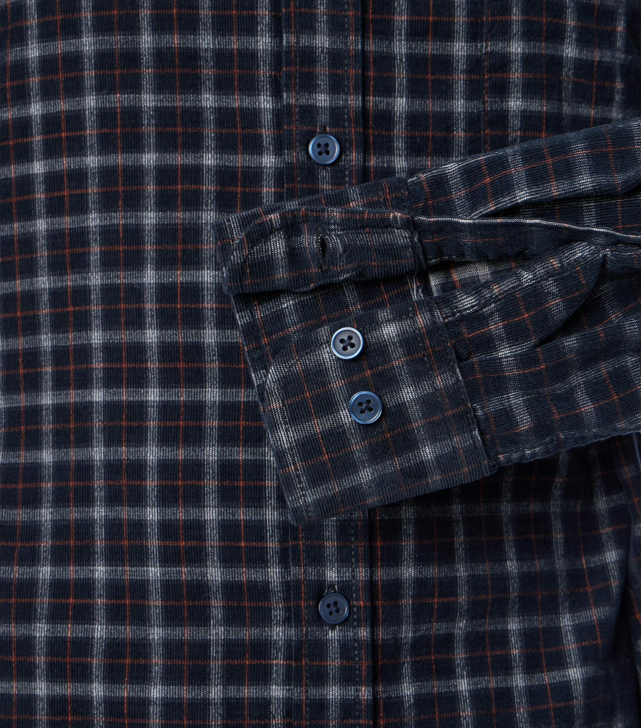 Ein Freizeithemd im kariert Muster in der Farbe Schwarz