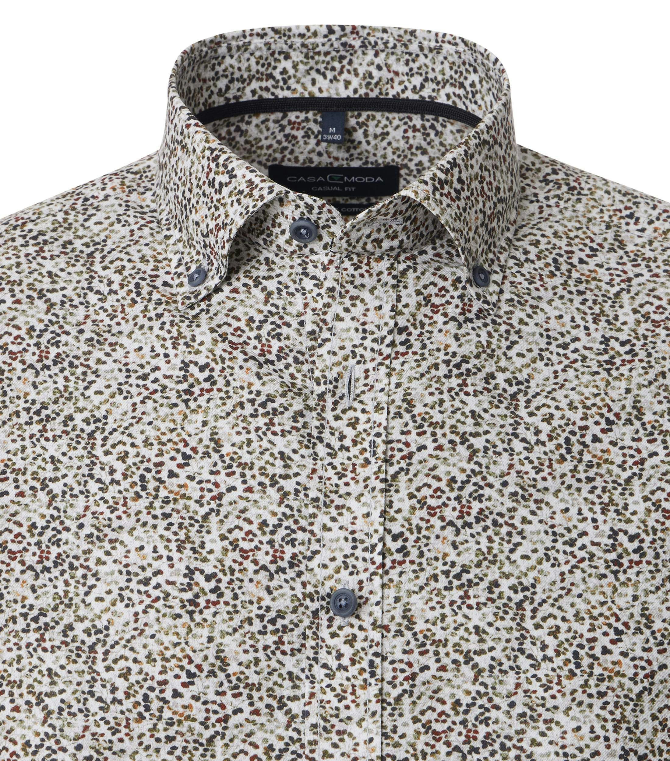 Ein Freizeithemd im Print Muster in der Farbe Rot