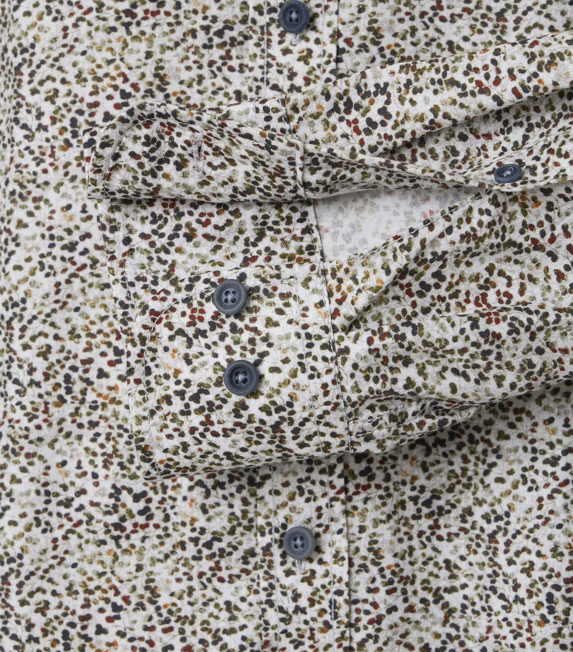 Ein Freizeithemd im Print Muster in der Farbe Rot