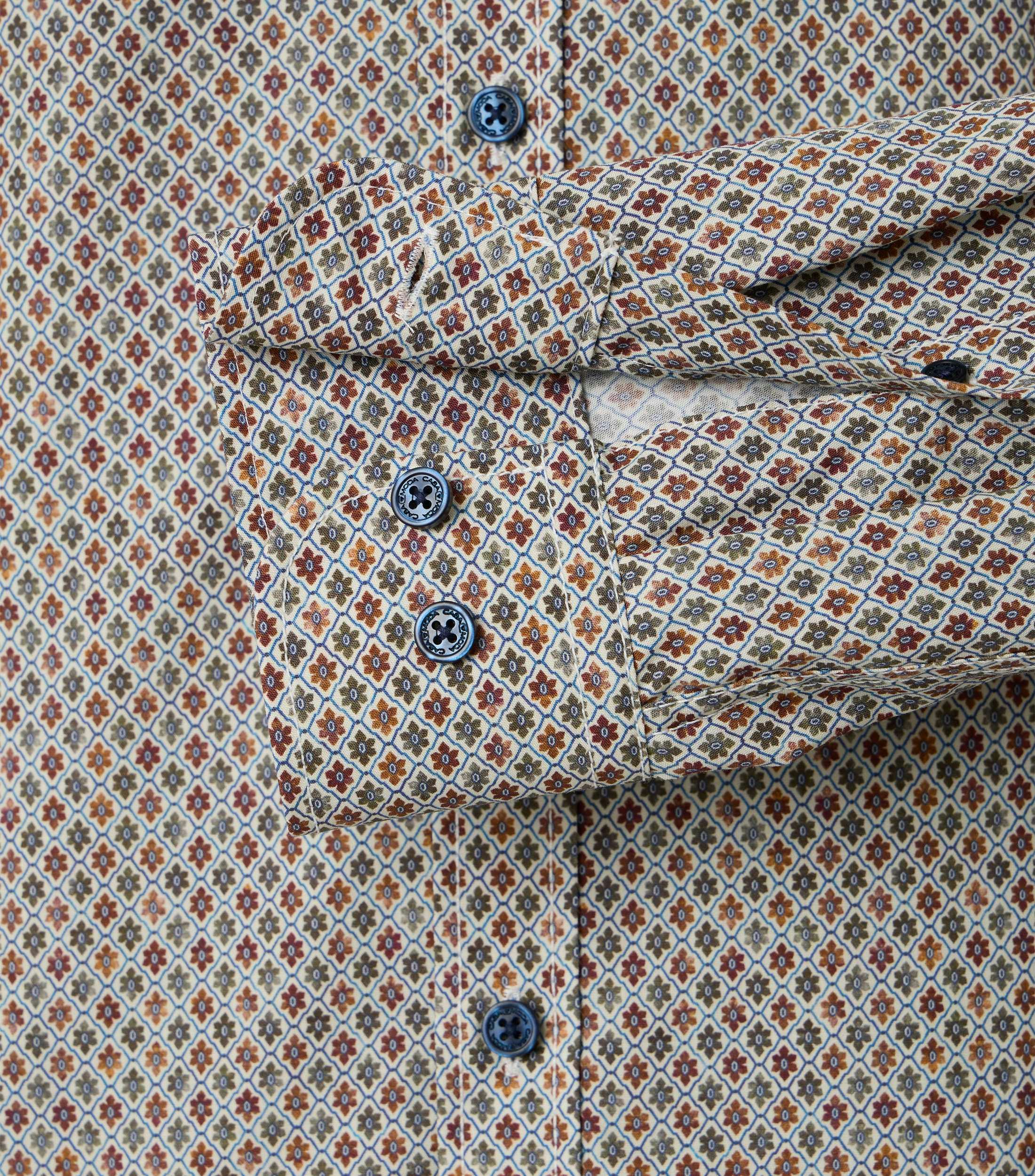 Ein Freizeithemd im Print Muster in der Farbe Grün