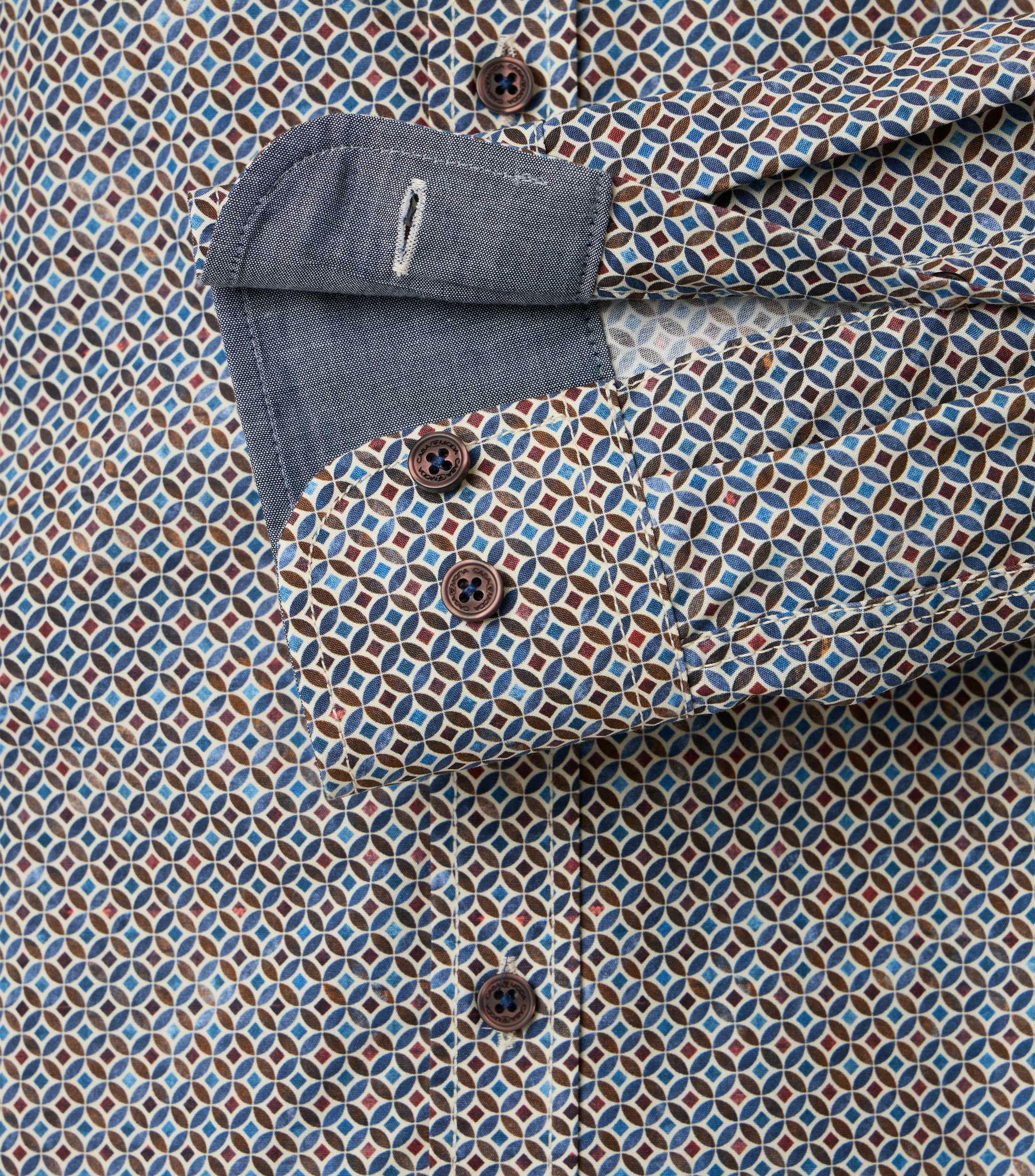Ein Freizeithemd im Print Muster in der Farbe Blau
