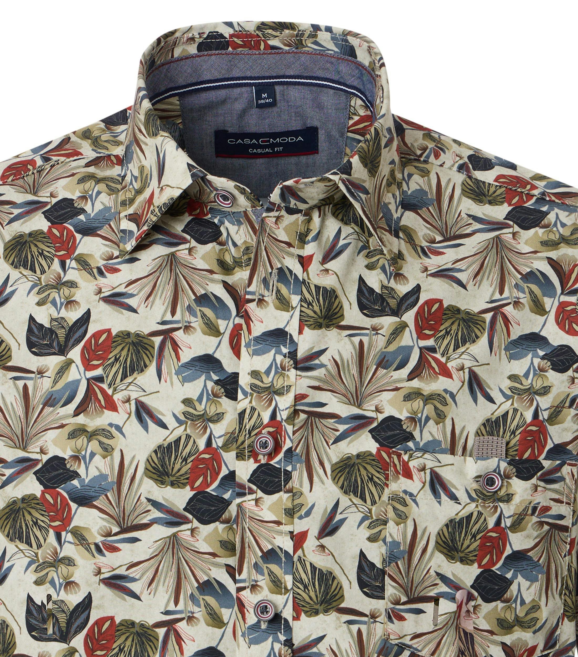 Ein Freizeithemd im Print Muster in der Farbe Rot