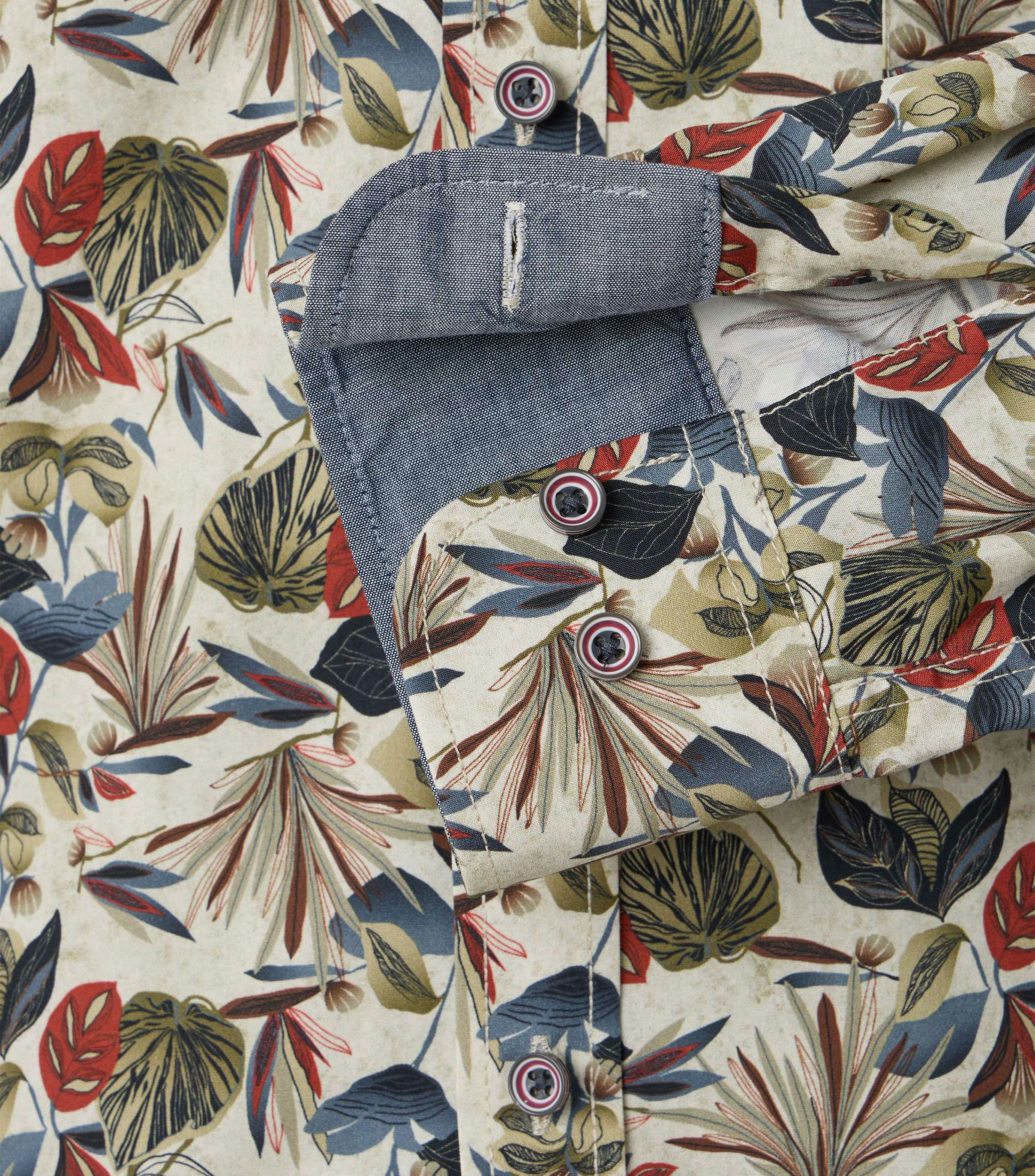 Ein Freizeithemd im Print Muster in der Farbe Rot