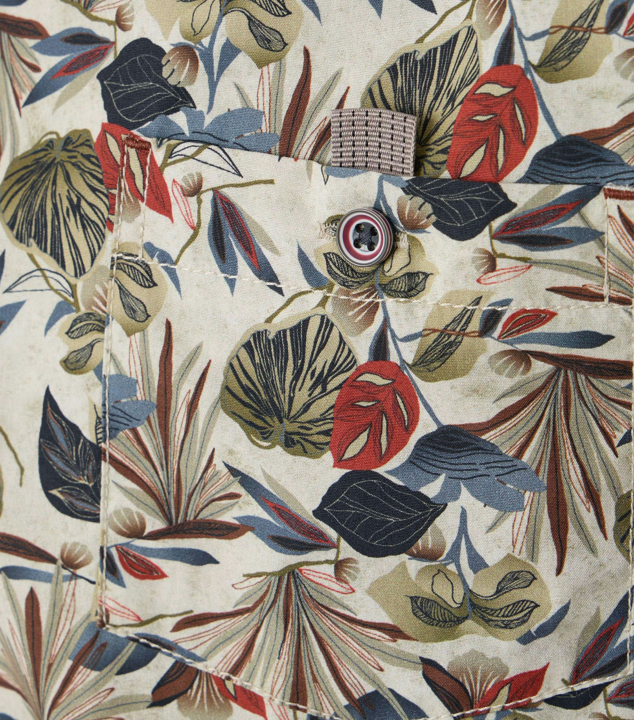 Ein Freizeithemd im Print Muster in der Farbe Rot